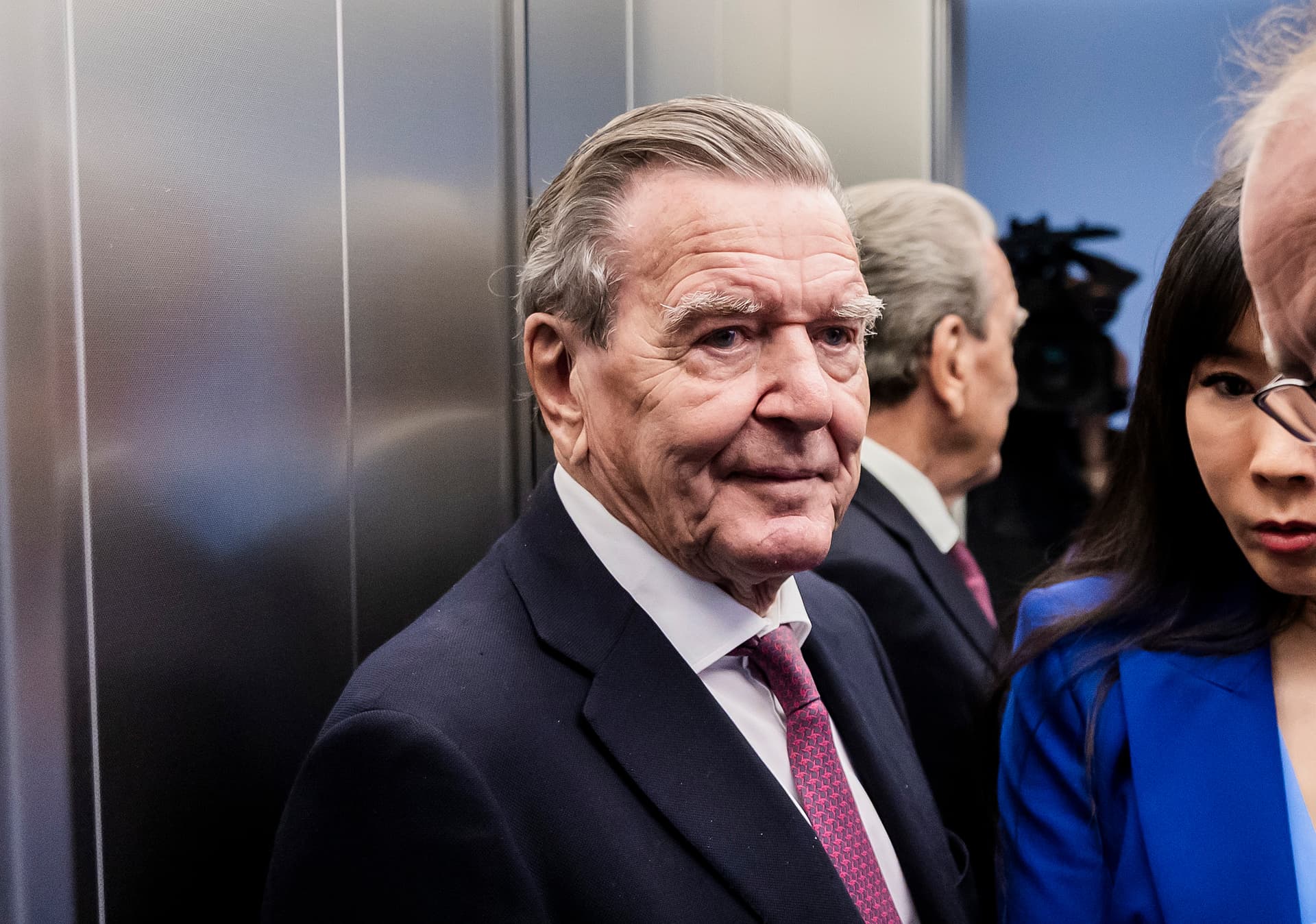 Altkanzler Schröder begibt sich mit Burnout in Klinik