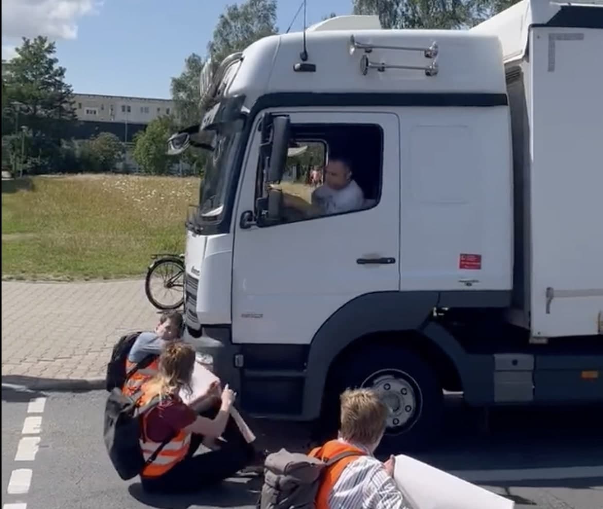 LKW-Fahrer fährt Klima-Chaoten um: Ja, es ist eine Straftat, aber...