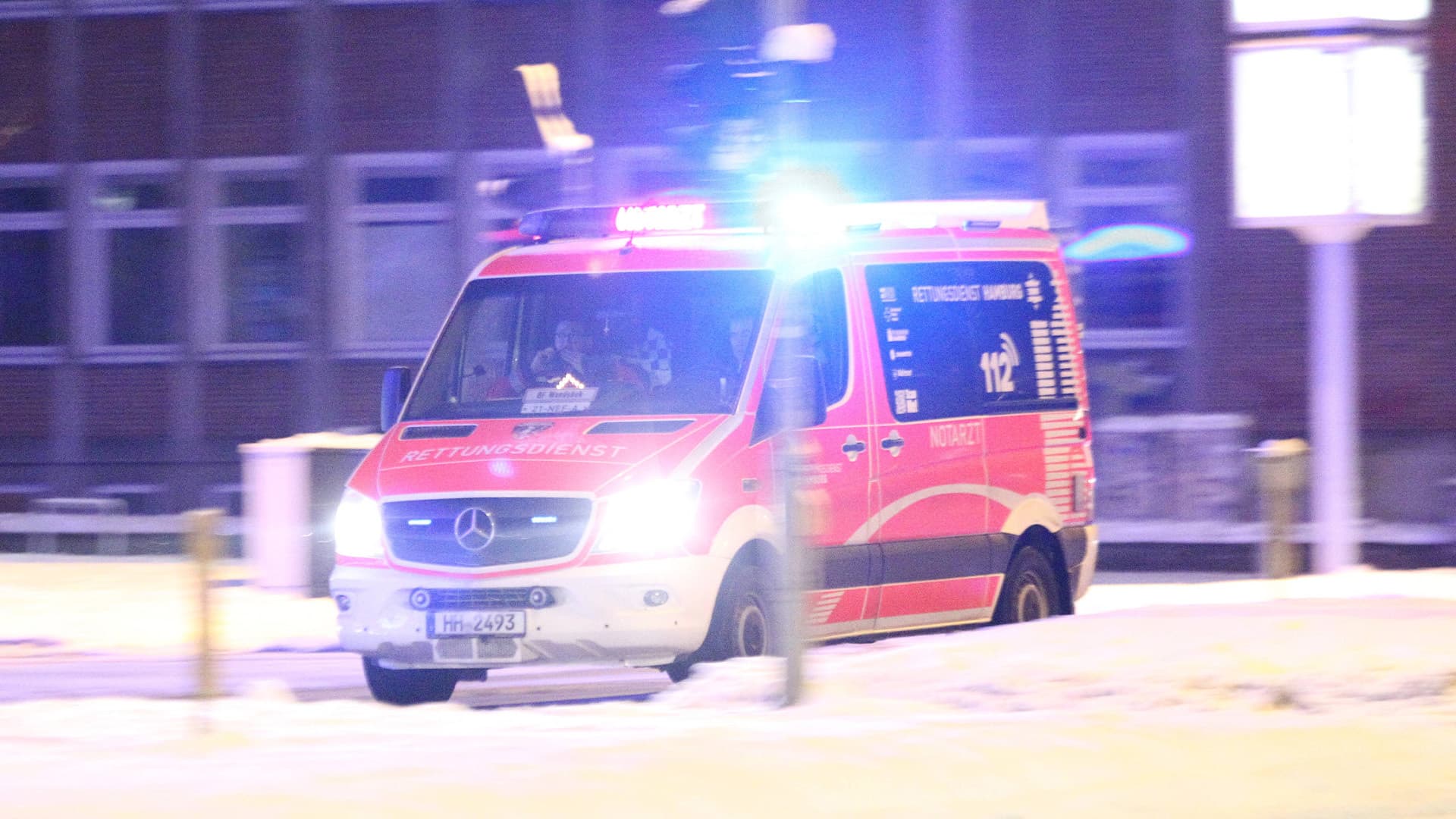 Polizei sucht Zeugen: Jugendliche prügeln 81-Jährigen auf Spielplatz tot