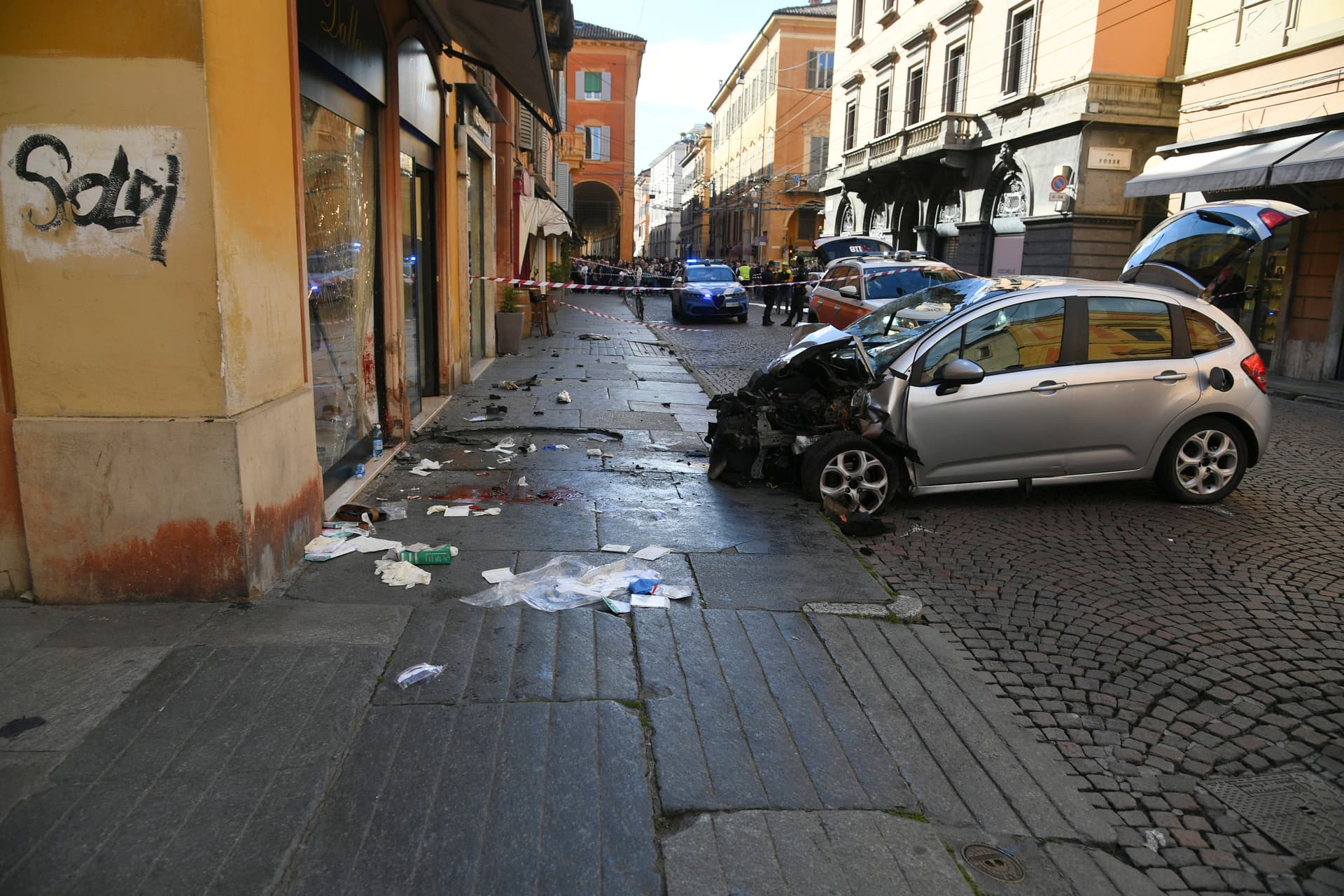 Auto rast in Italien in Menschenmenge – Passanten stoppen den Täter
