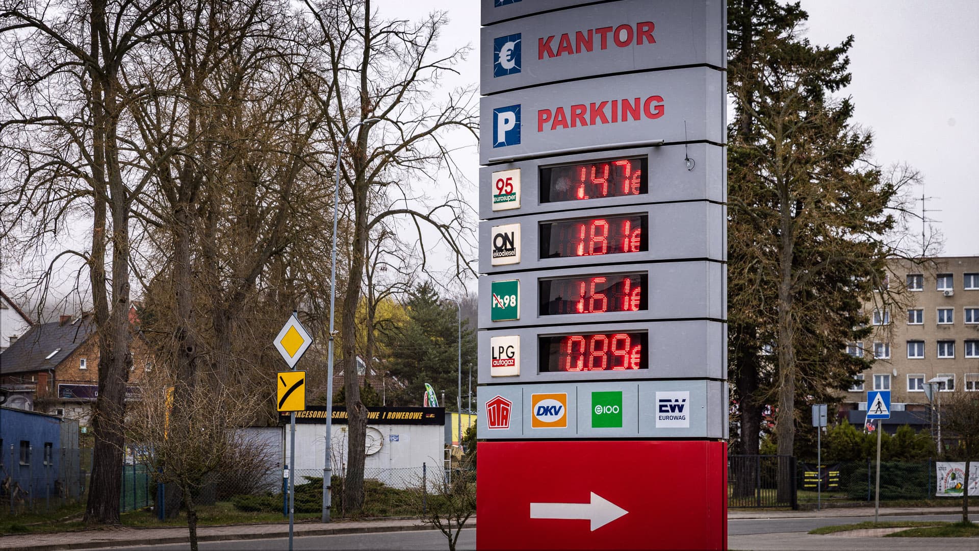 Steuersenkungen, Preisobergrenzen oder Ermahnungen: So kämpft das Ausland gegen die hohen Spritpreise