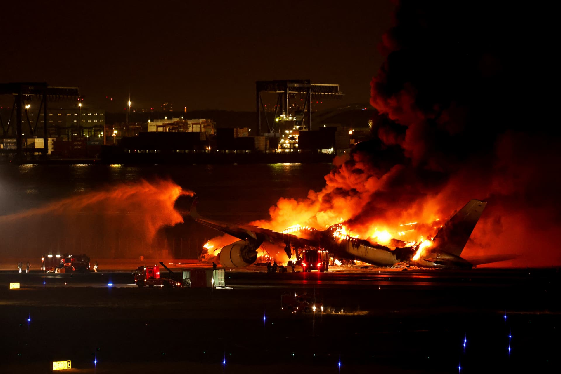 Horror-Unfall in Tokio: Flugzeug geht nach Landung in Flammen auf!