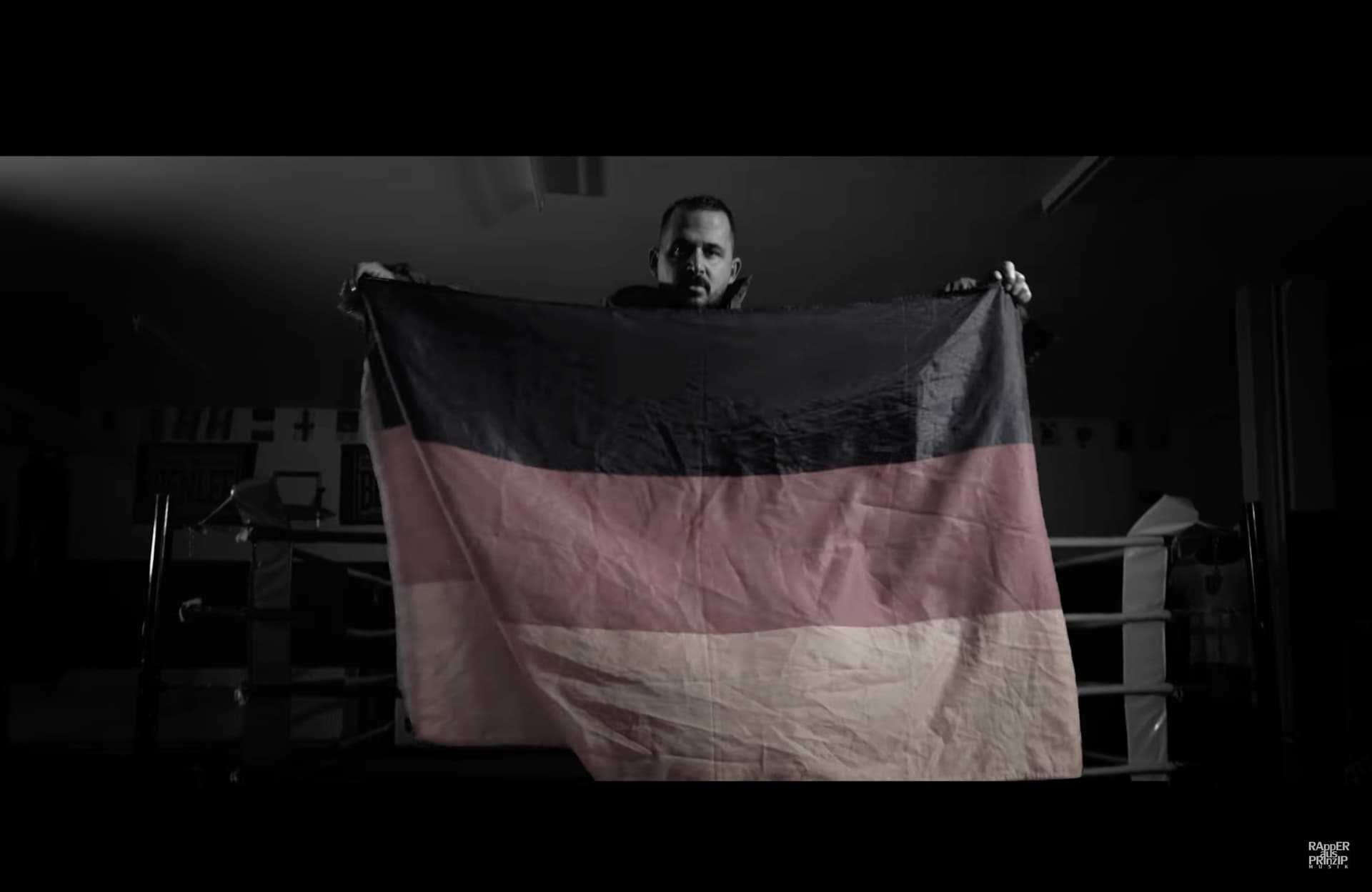 „Stolz auf die Heimat, doch der Staat kein Freund“: Wie der Rapper Cashmo mit Deutschenfeindlichkeit abrechnet