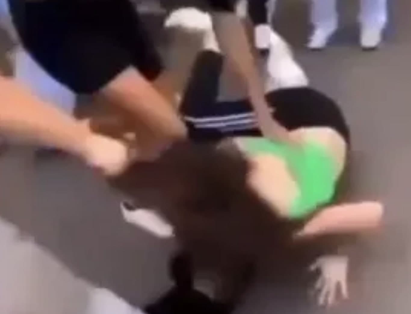 Video zeigt neuen Gewalt-Exzess unter Jugendlichen: Wieder ist dasselbe Mädchen (14) Opfer