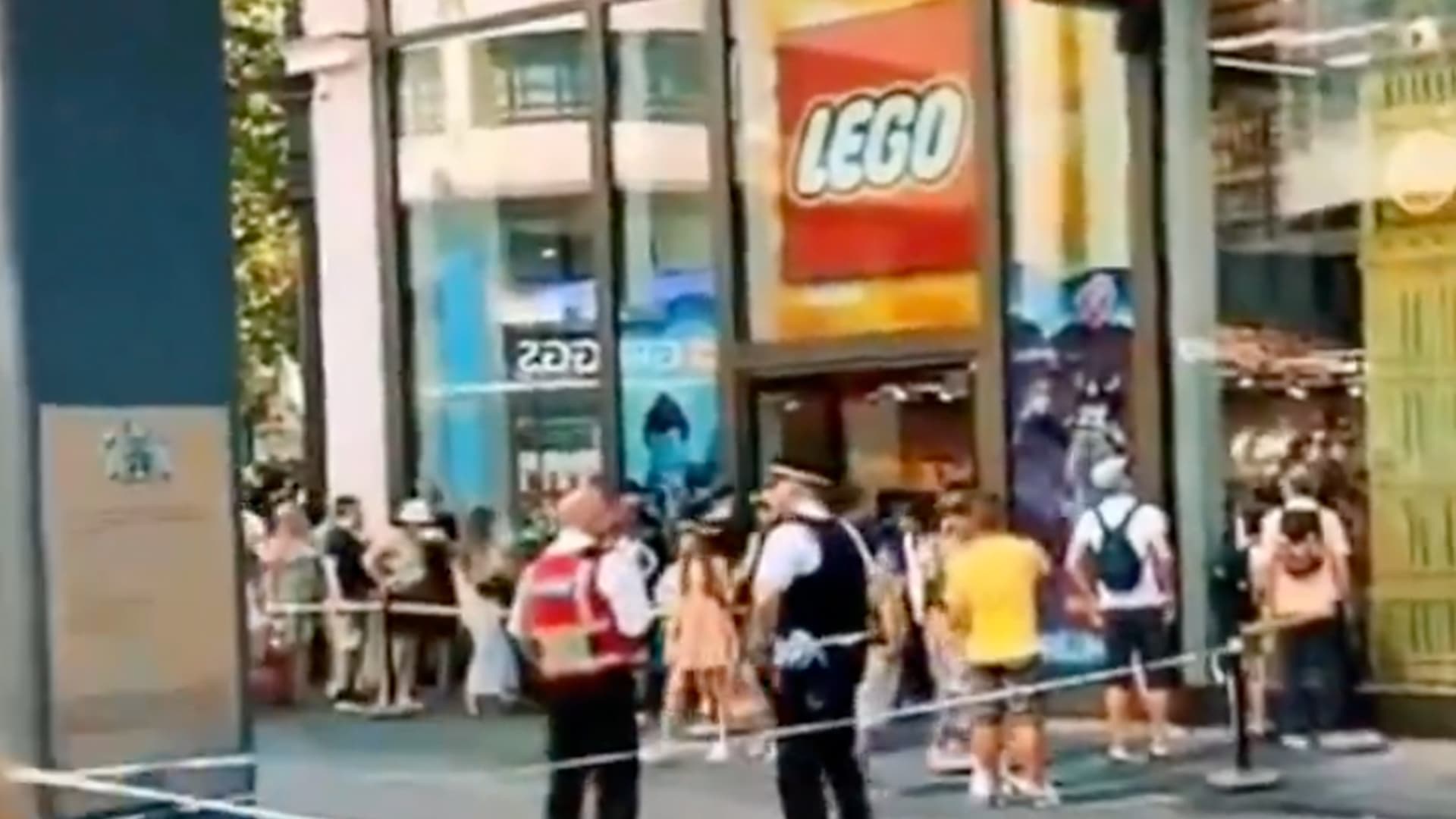 England unter Schock! Mädchen (11) und Mutter vor Lego-Geschäft in London niedergestochen