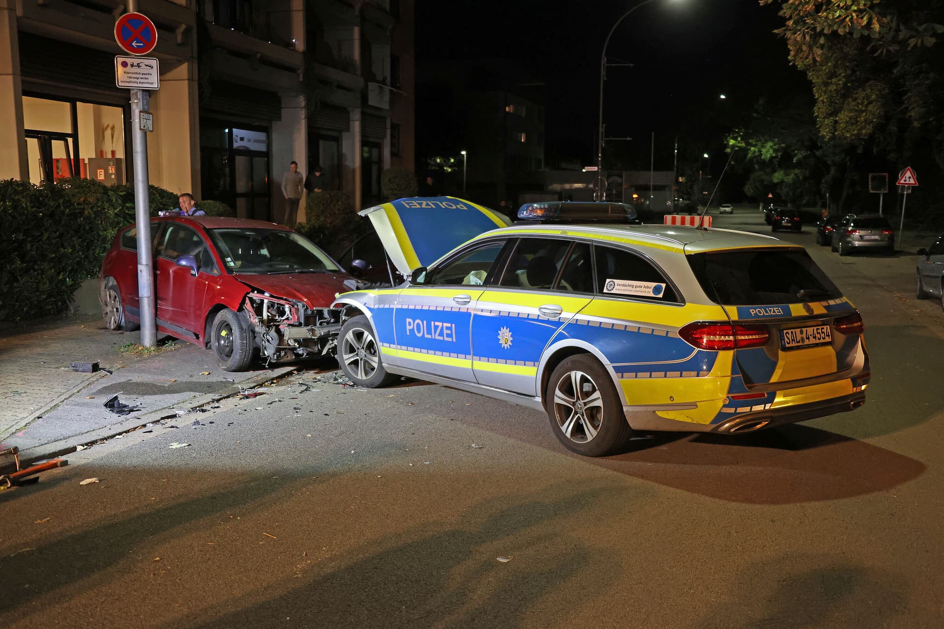 Passanten in Lebensgefahr: Polizisten verhindern Katastrophe mit Frontal-Crash