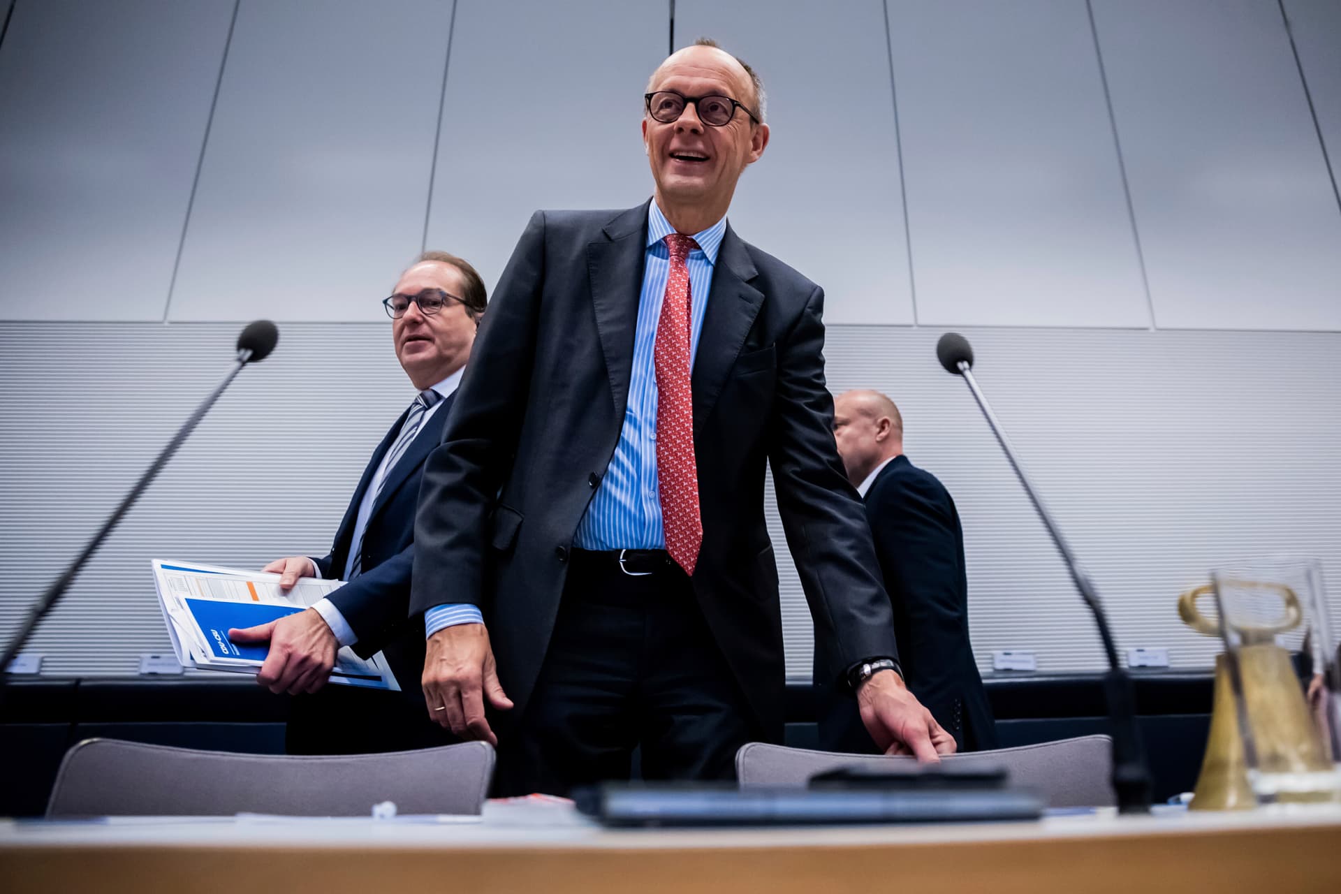 „Koma-Kanzler! Klebe-Olaf!“: Merz will Vertrauensfrage am 13. November