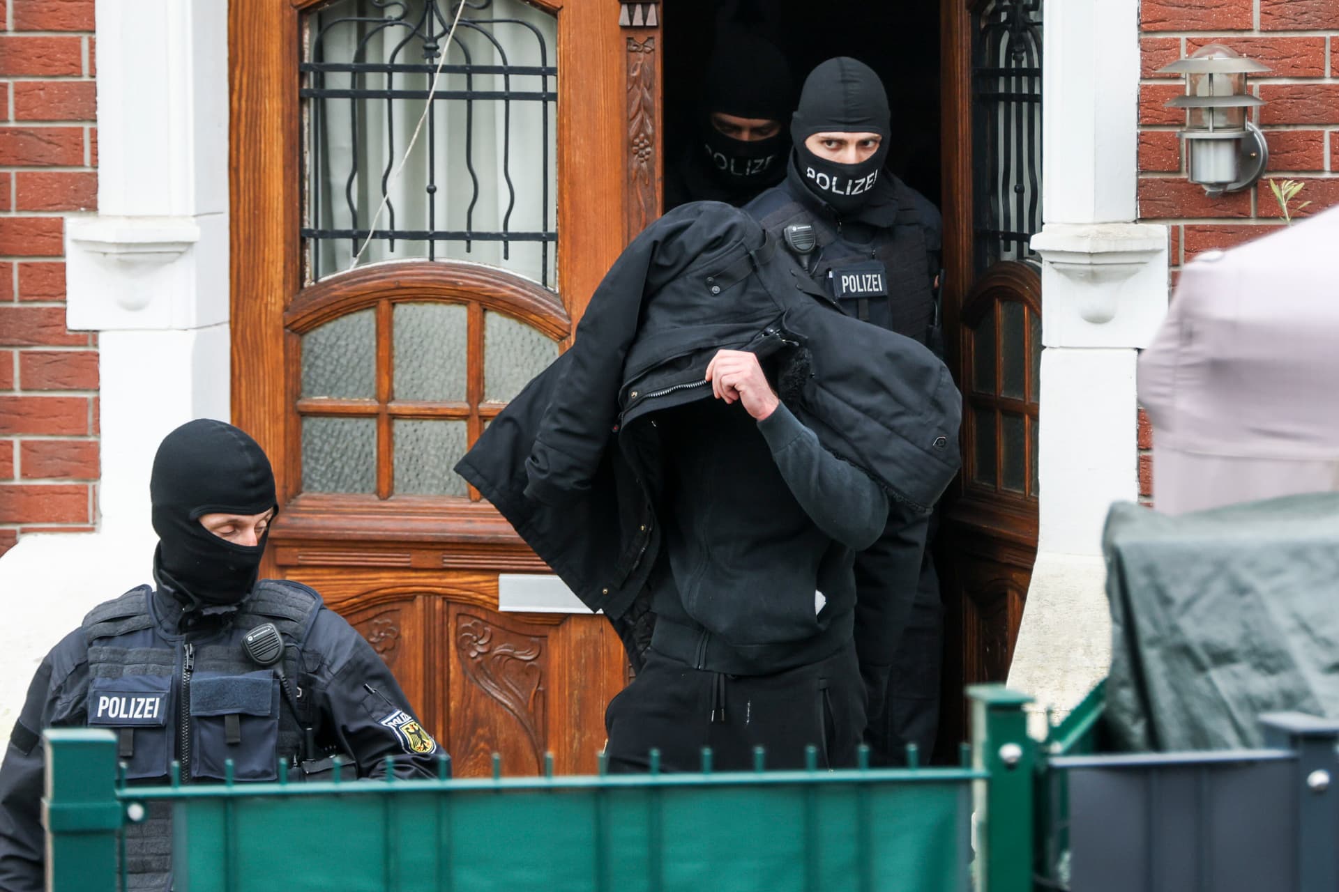 Razzia nach Ausschreitungen in Fan-Zug: Polizei findet Handgranate bei Hooligan