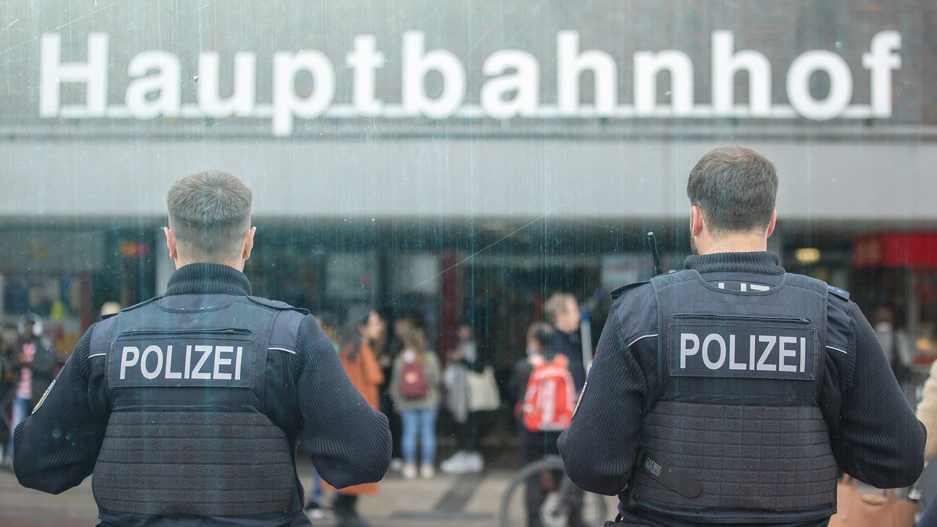 Messer-Kriminalität an Bahnhöfen explodiert: Bundespolizeigewerkschaft fordert Elektro-Taser!
