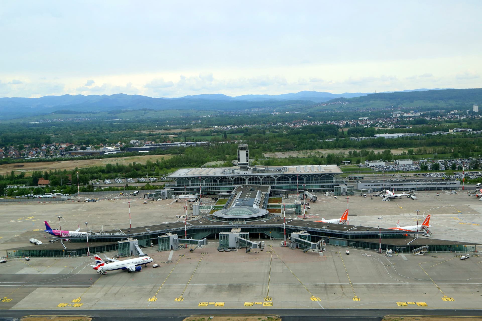 „Aus Sicherheitsgründen evakuiert“: Flughafen Mulhouse-Basel muss geräumt werden