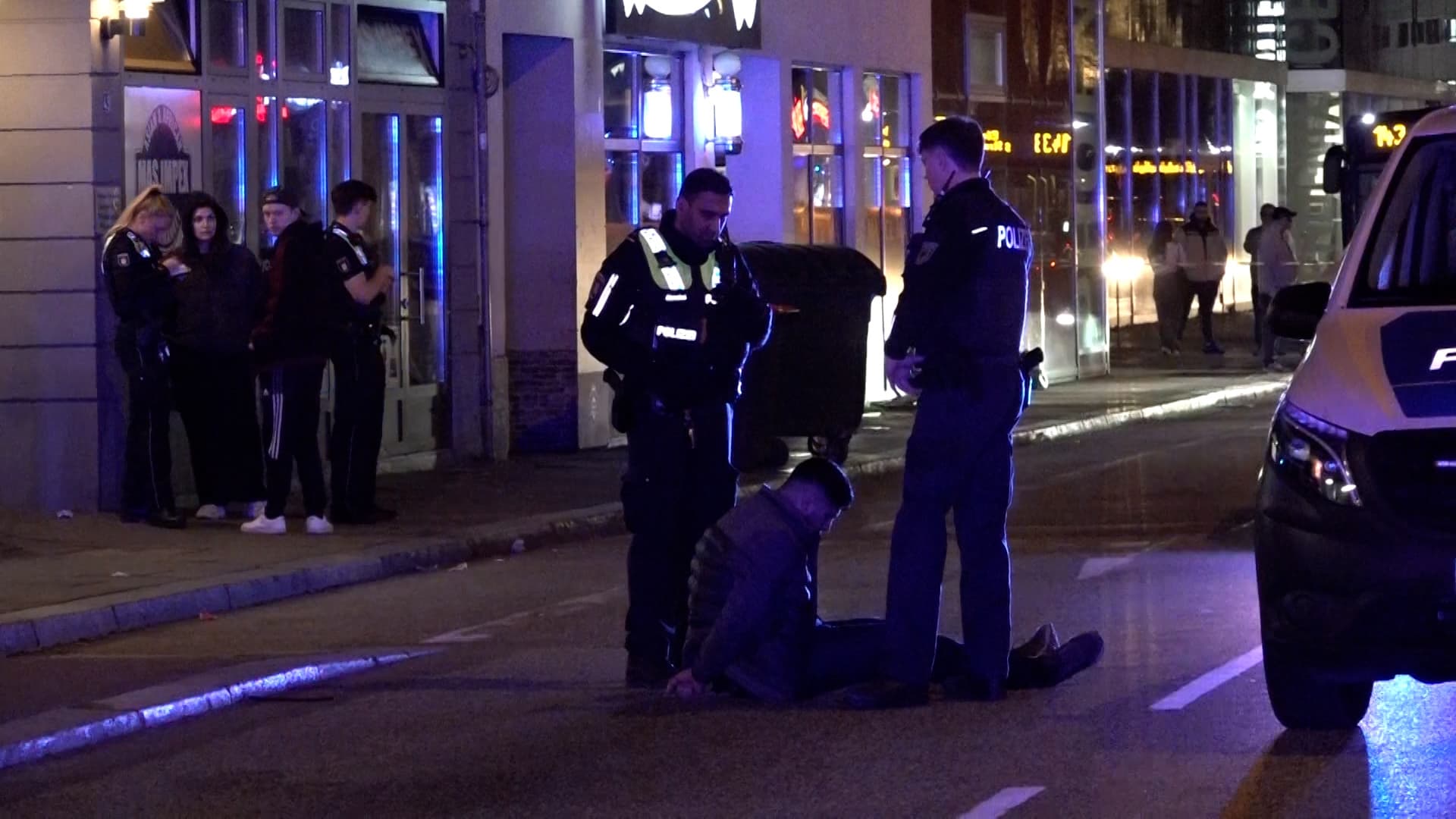 Polizei mit Maschinenpistolen muss in Hamburg Massenschlägerei zwischen Tschetschenen und Kurden schlichten