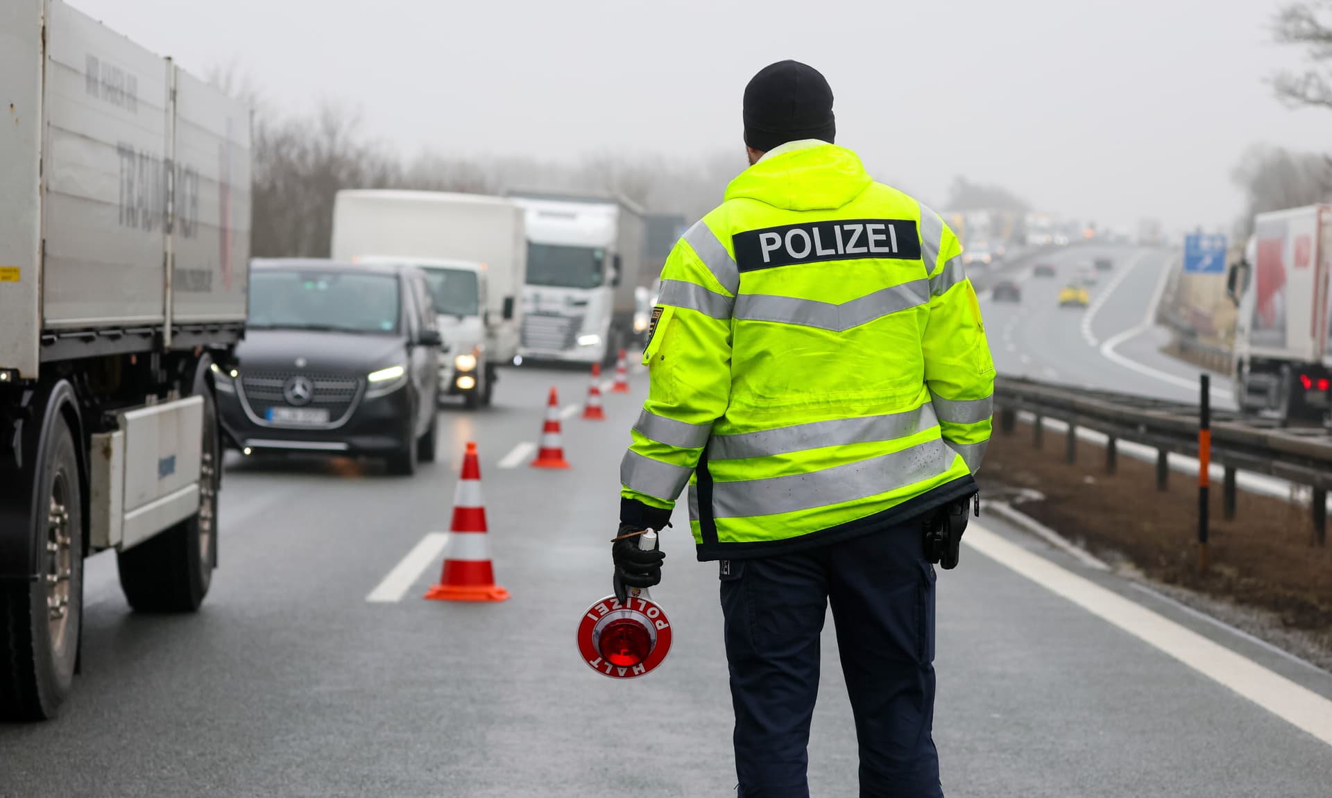 Sie hat ein 3 Monate altes Baby! Abgetrennte Hände auf der Autobahn gehören vermisster Flüchtlingsheim-Bewohnerin