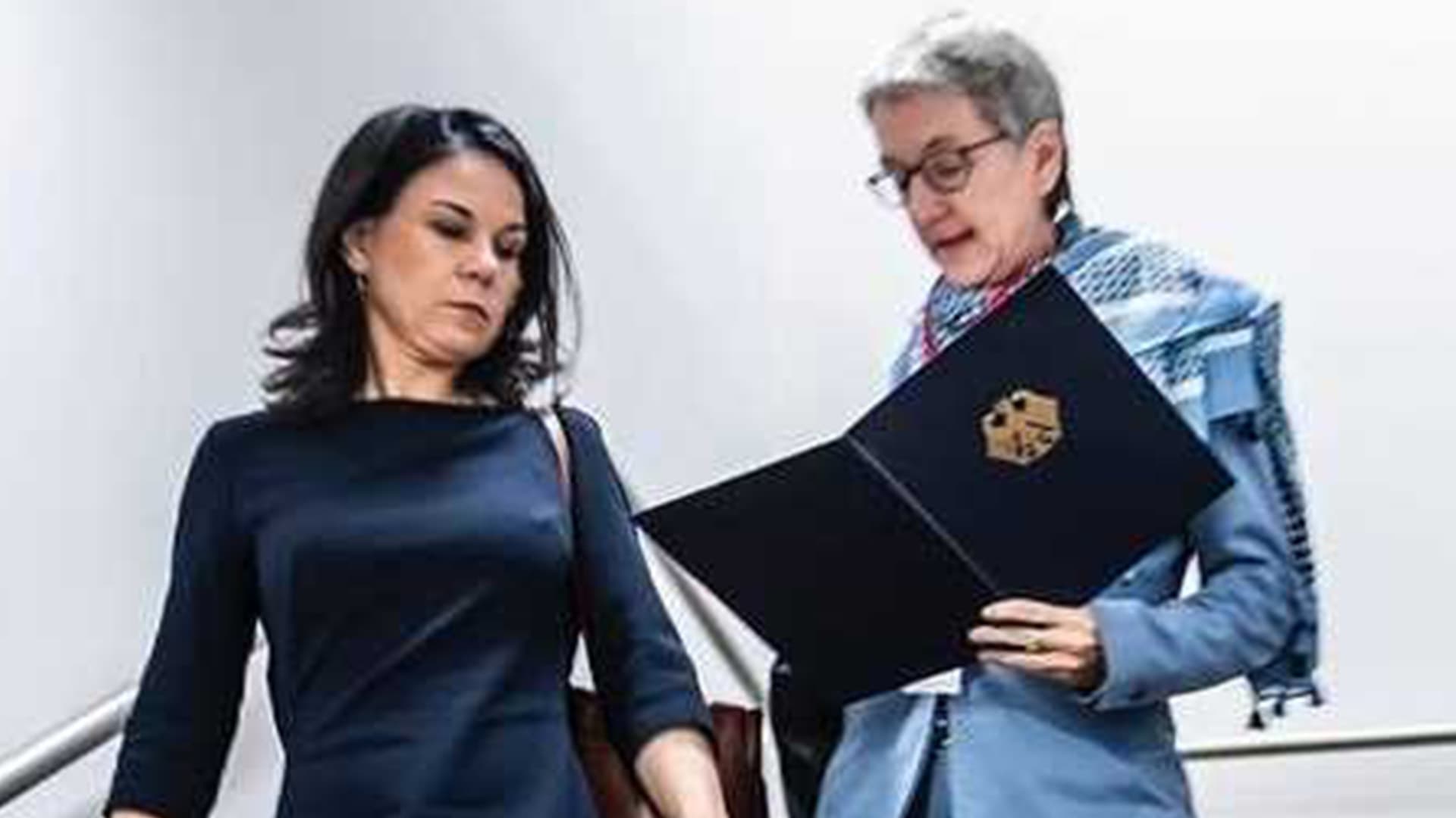Baerbocks Büroleiterin trägt Pali-Tuch bei Libanon-Treffen