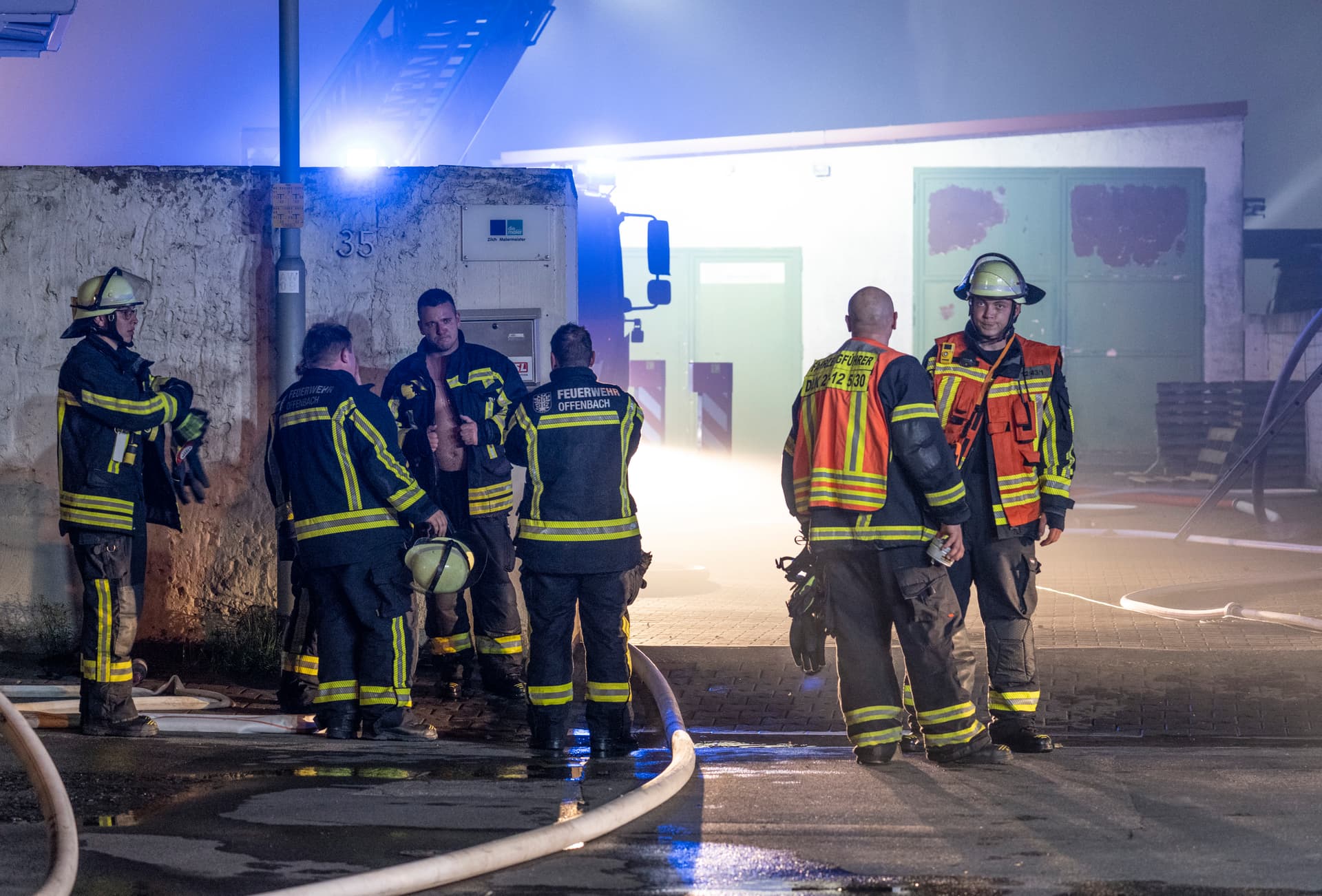 Tonnenweise brennende Akkus: Großbrand in Recyclingfirma