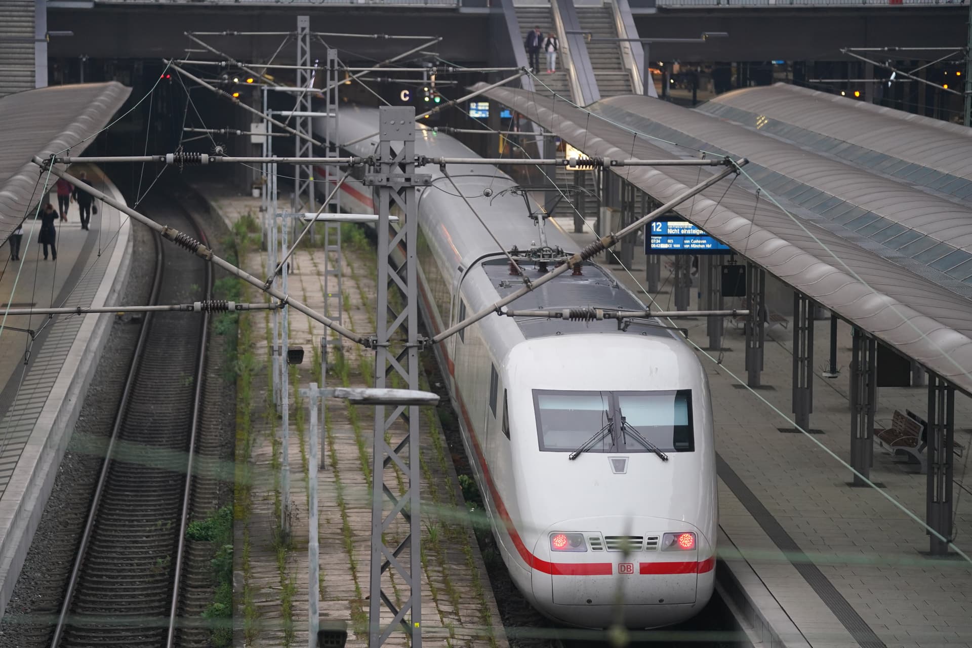 Irre Klimaanlagen-Durchsage bei der Bahn: Abteil verlassen, sonst droht Hitzeschlag!