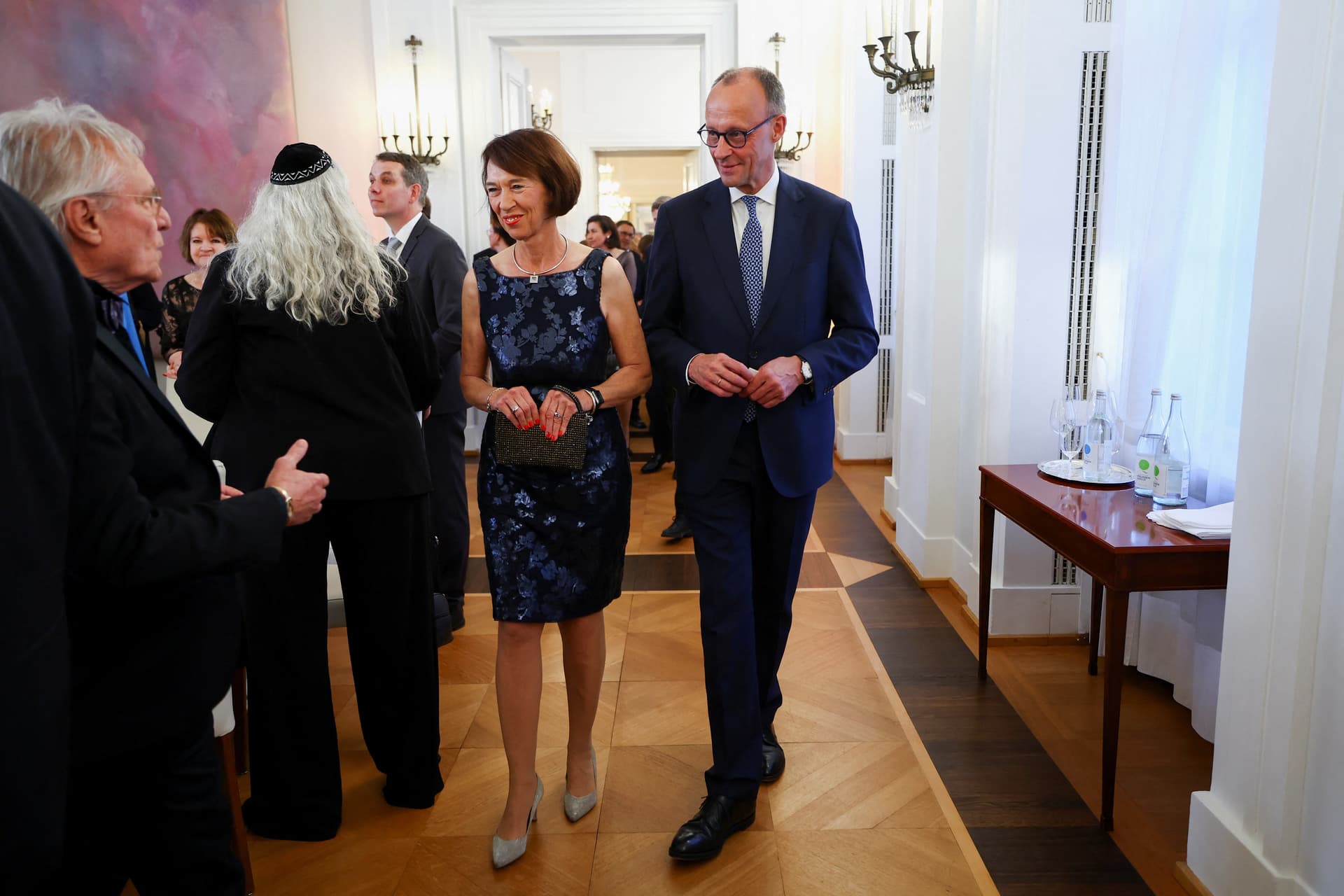 Welt-Premiere für das Kanzler-Paar: Friedrich Merz reist mit Ehefrau Charlotte zum G7-Gipfel nach Kanada
