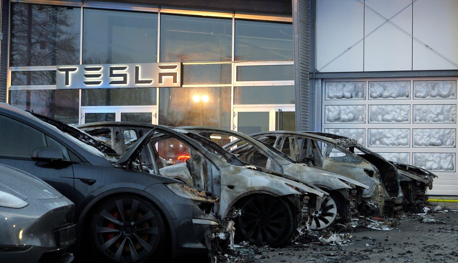 Politisch motivierte Tat? Sieben Teslas in der Nähe von Verden abgefackelt