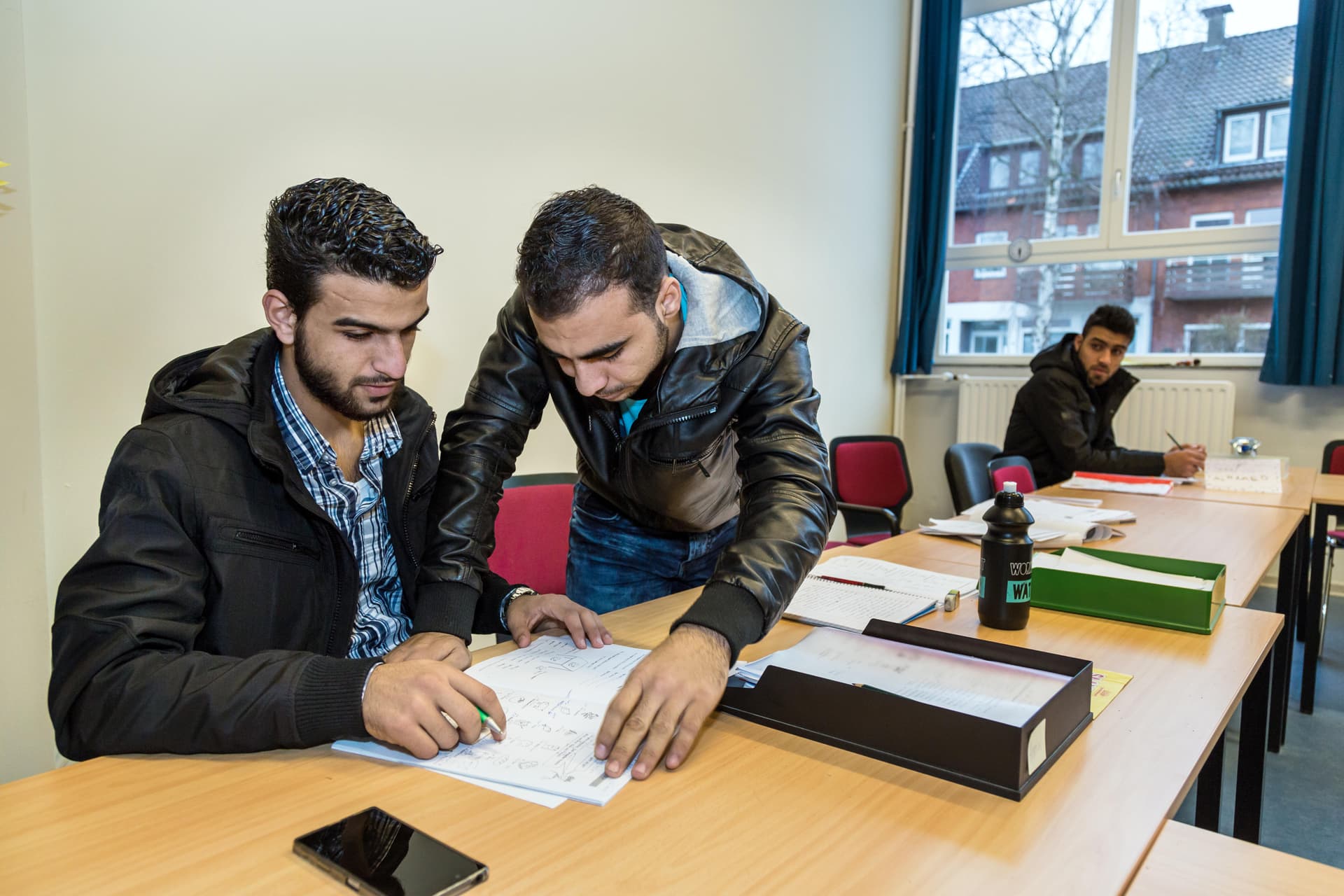 1,7 Milliarden für nutzlose Sprachkurse: Migranten ohne Zertifikat haben bessere Chancen auf Arbeit