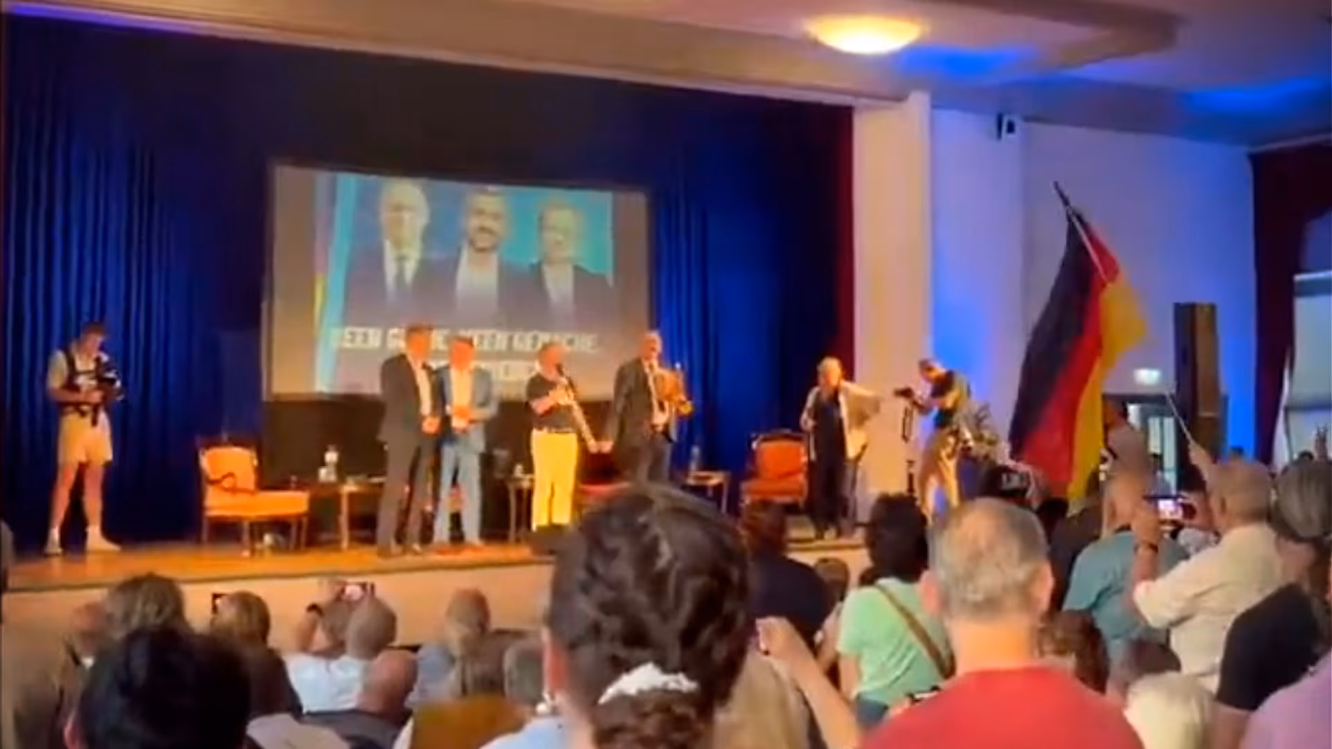 Bei AfD-Podiumsdiskussion in Magdeburg: Chrupalla und Siegmund singen DDR-Hymne