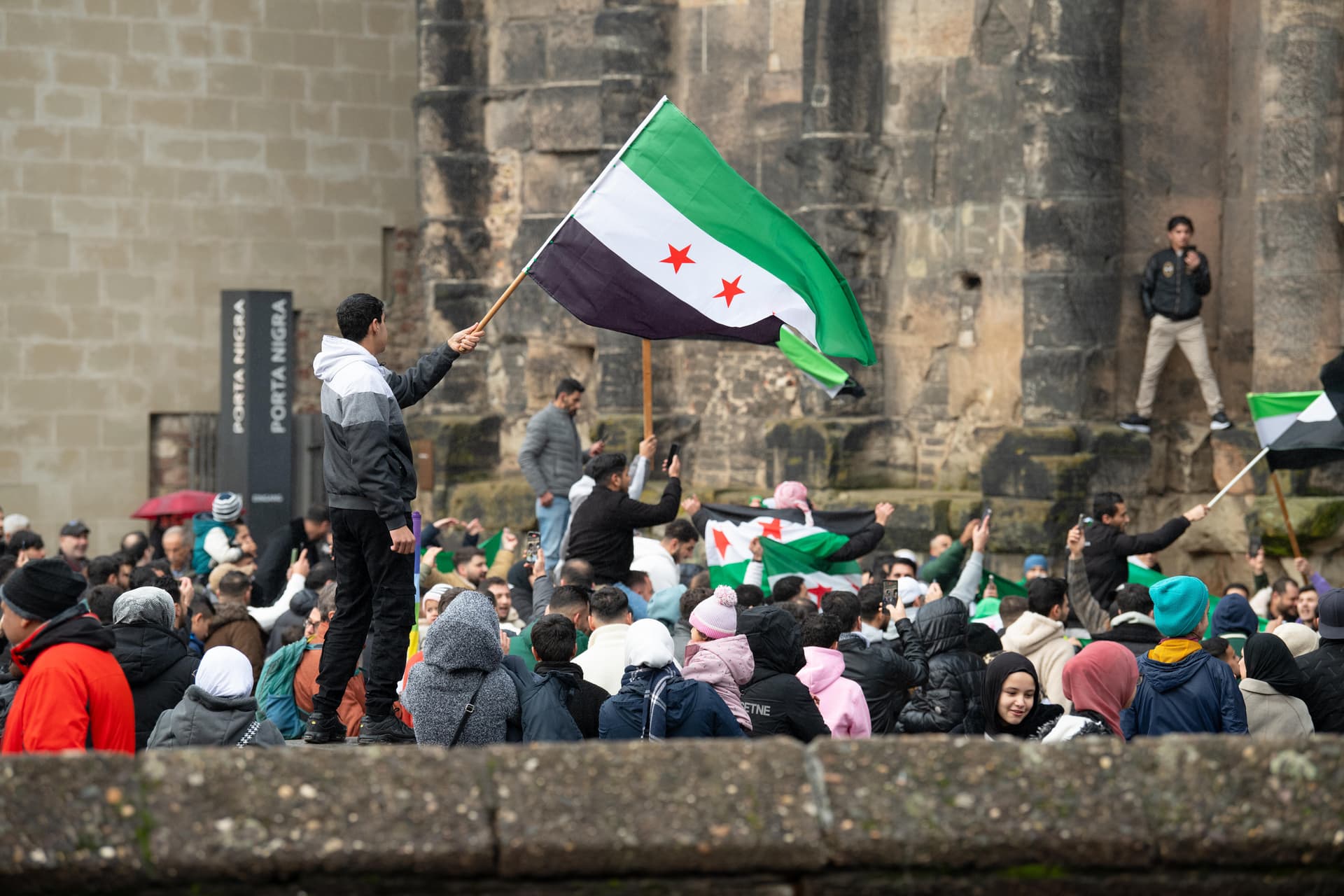 Fast keiner will zurück nach Syrien: Bei 1.867 Ausreisen gibt es über 50.000 Einbürgerungen