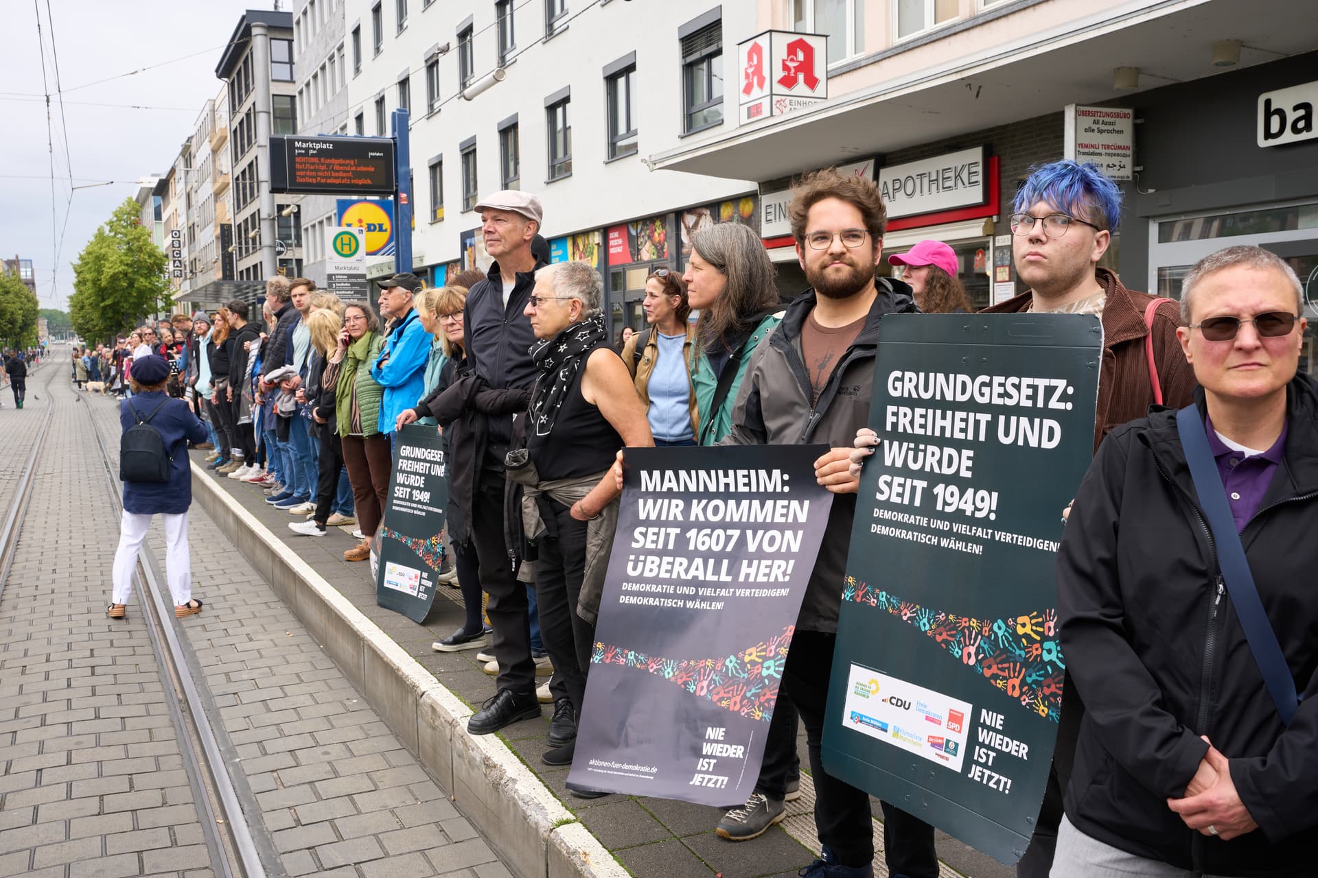 Auf dem Marktplatz in Mannheim treffen AfD-Demonstranten und die Antifa aufeinander