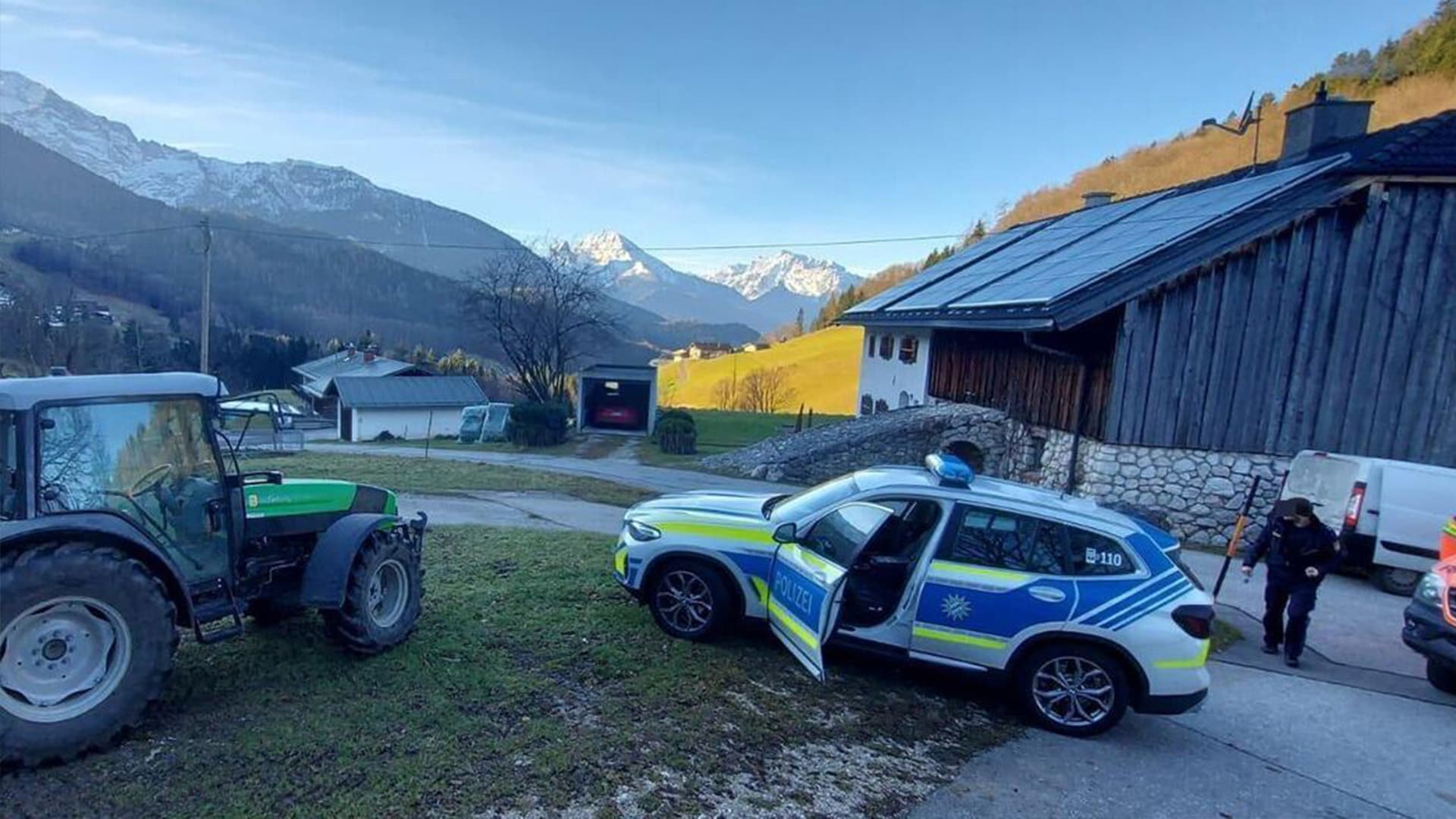Bauer stoppt Schleuser mit seinem Traktor: Festnahme, weil er 17 Migranten in den Alpen ausgesetzt hat