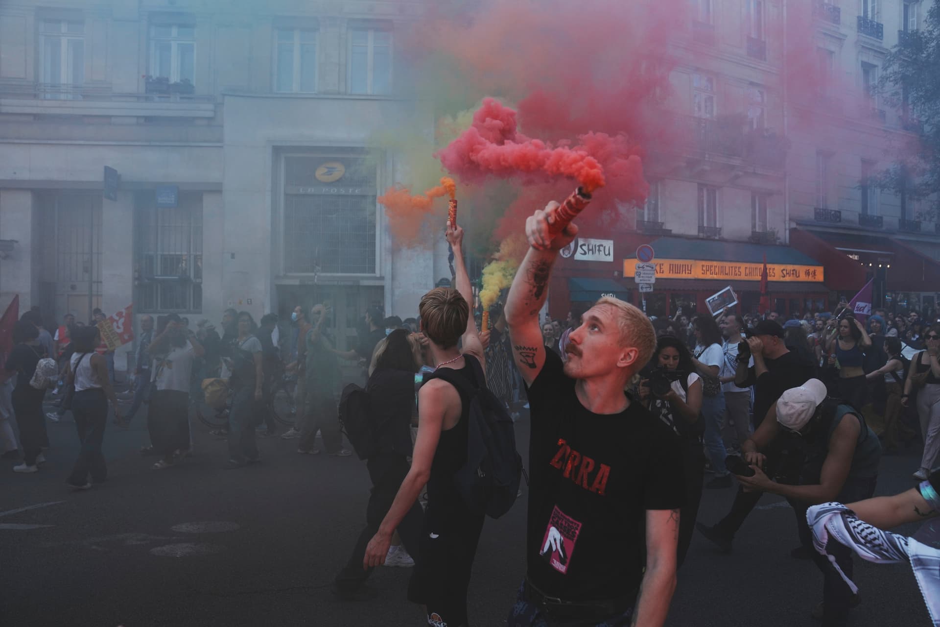 Generalstreik in Frankreich: Zehntausende Menschen protestieren gegen Haushalts-Reformen