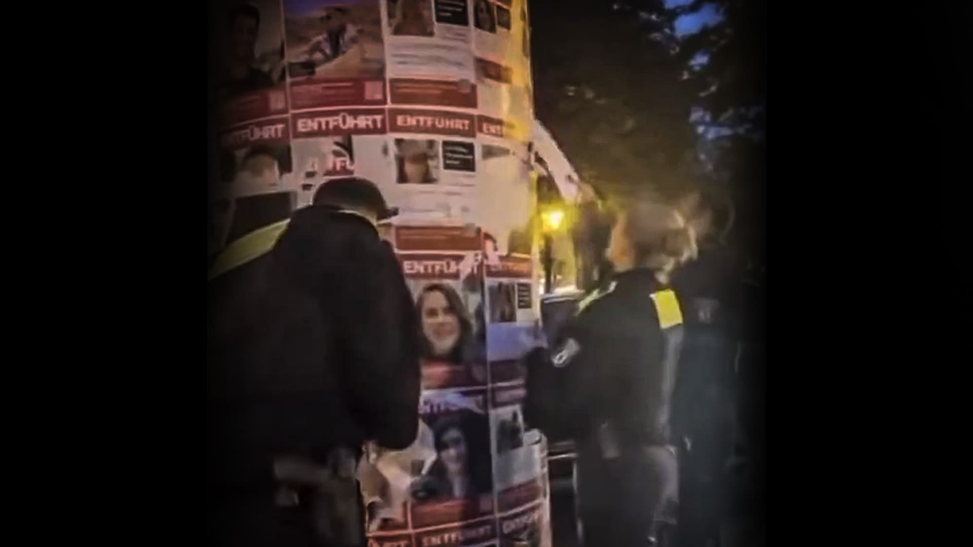 Mitten in Berlin: Polizei reißt Plakate von entführten jüdischen Kindern ab!