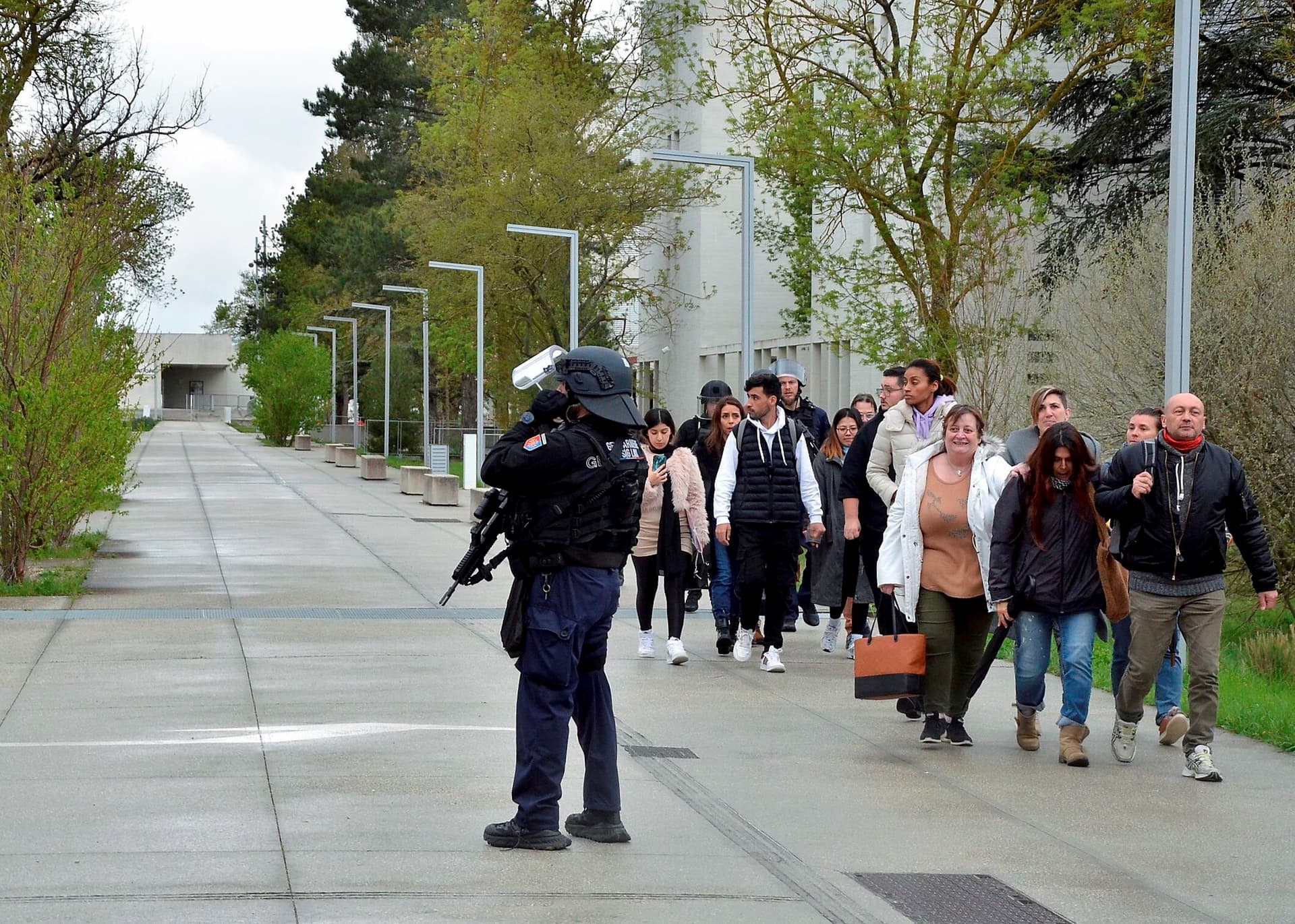 Bomben- und Mord-Drohungen lähmen Frankreichs Schulen – Ministerin will mehr Sicherheit