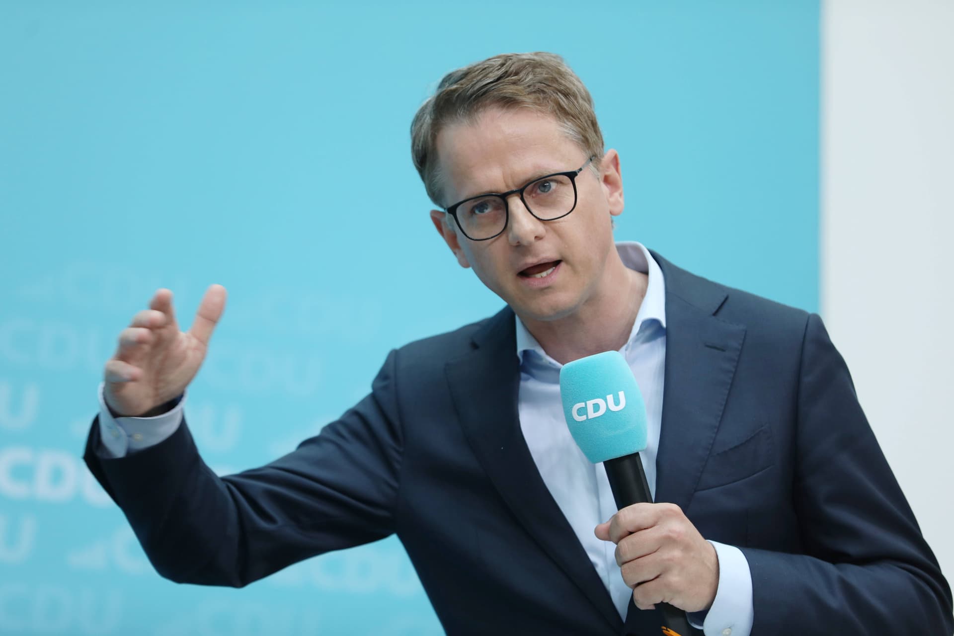CDU-General Linnemann kritisiert Kanzler Scholz: „Er duckt sich weg! Alles heiße Luft!“