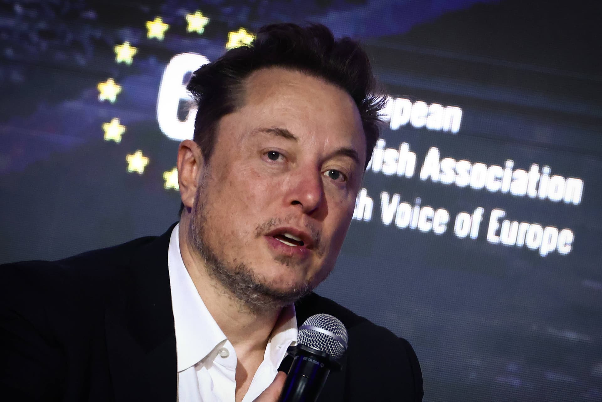 Schockiert über linksextremen Anschlag: Elon Musk besucht Tesla-Werk in Brandenburg