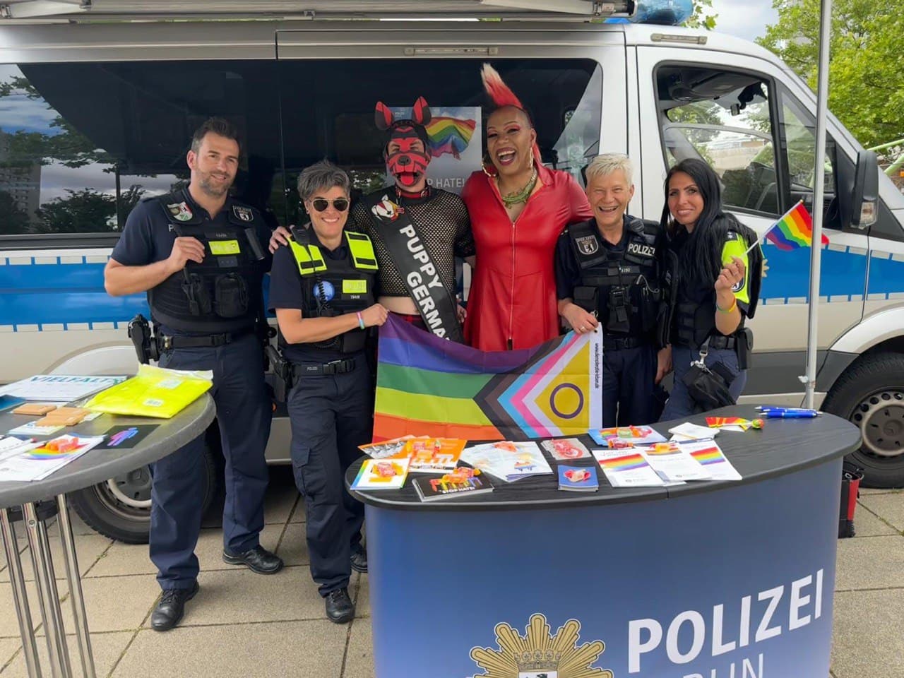 Verstoß gegen Neutralitätsgebot: Polizei Berlin posiert mit Progressive Pride-Flagge und Tiermaskenfetischisten