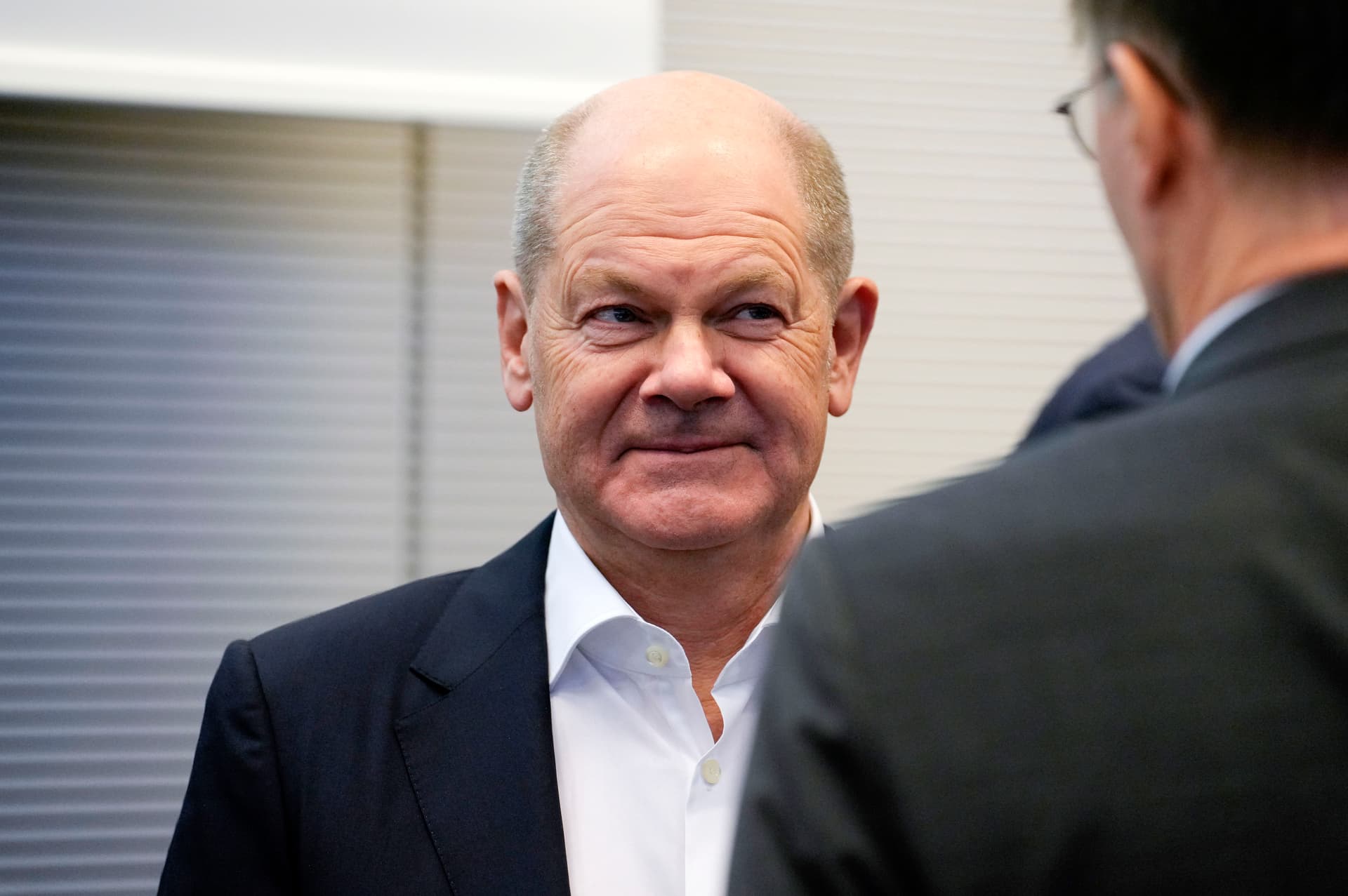 Ein Liter Milch würde zirka 2 Cent weniger kosten: Scholz will Mehrwertsteuer für Lebensmittel senken