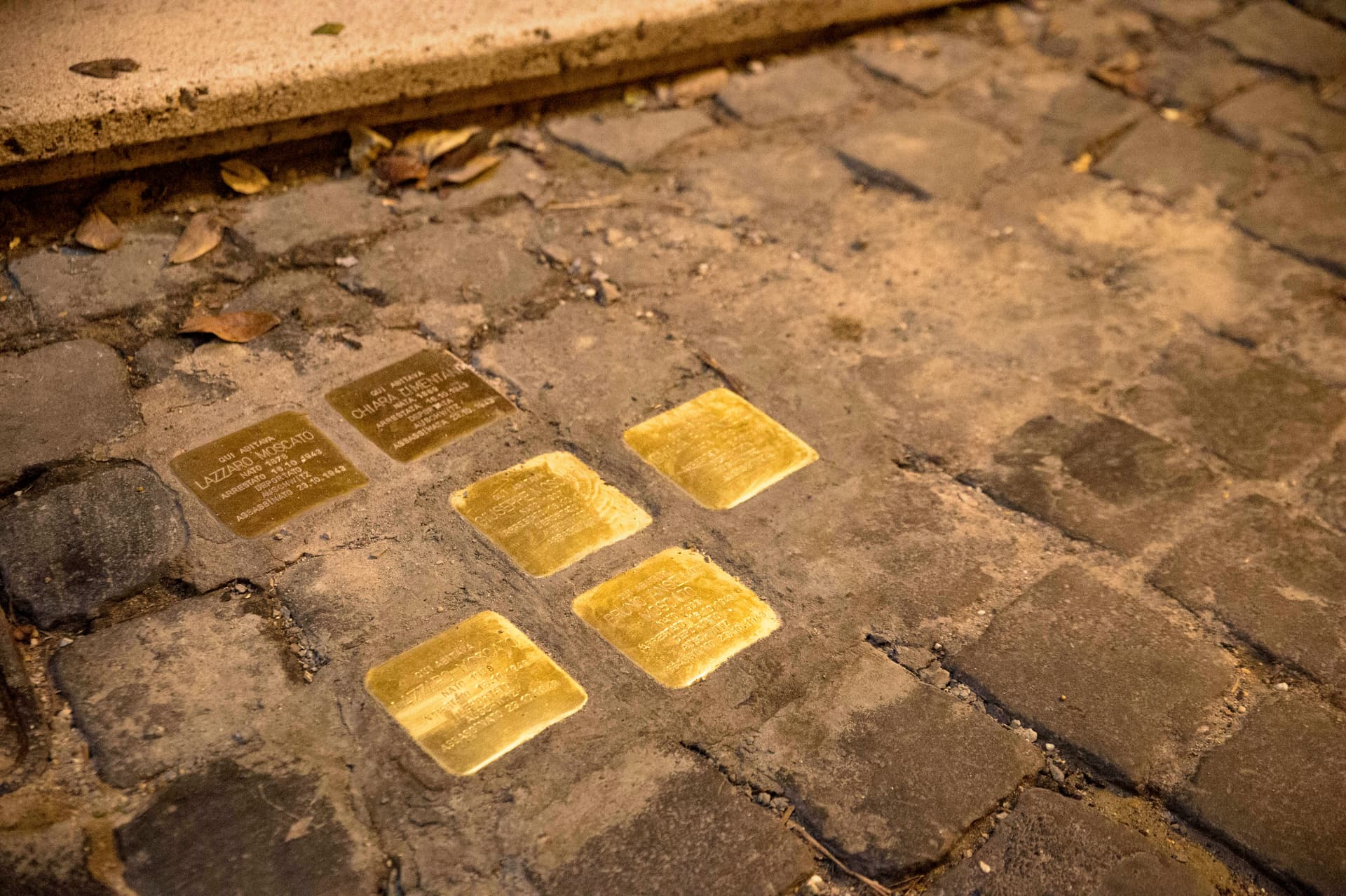 Gäste aus Israel „sehr betroffen“: Judenfeindliche Beschimpfungen bei Stolperstein-Verlegung