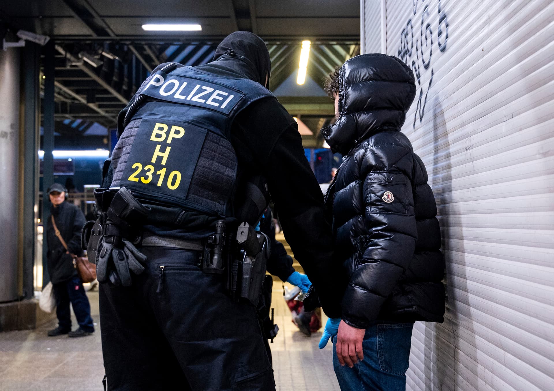 Mehr Messer, mehr Sexualdelikte mehr Gleis-Schubser: Gewalt-Explosion an deutschen Bahnhöfen