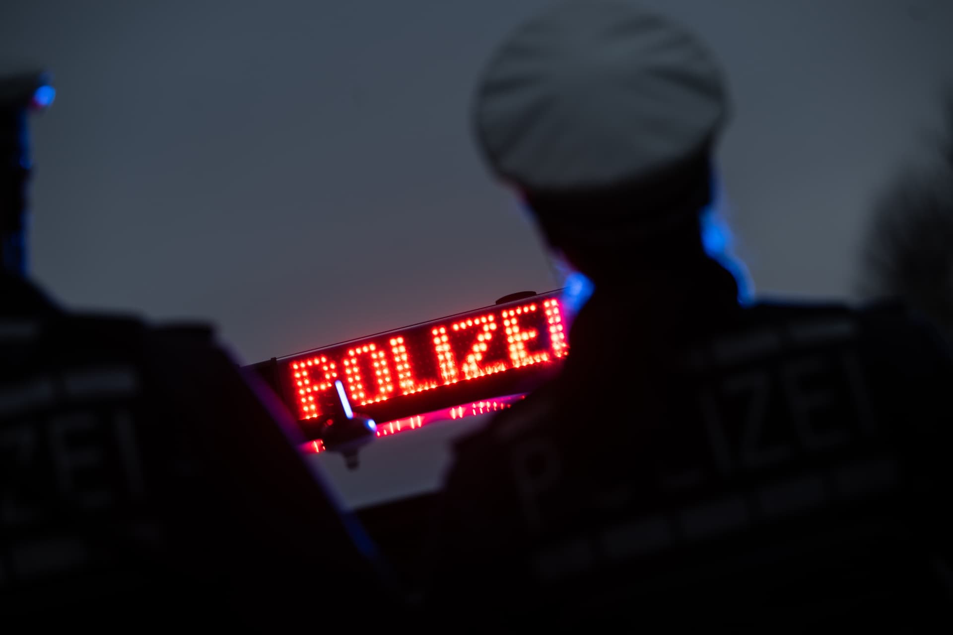 Mann mit Stichverletzungen an Rasthof gefunden – Autobahn stundenlang gesperrt