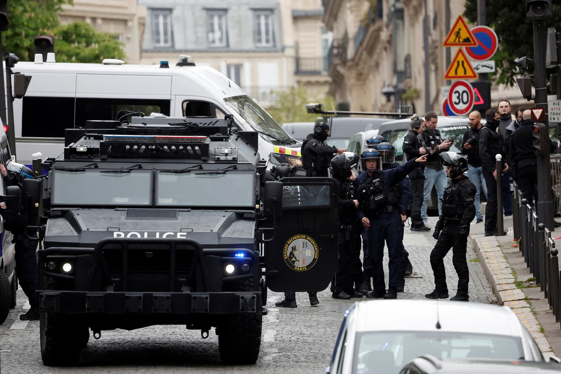 Eilmeldung! Spezialkräfte sperren iranisches Konsulat in Paris ab