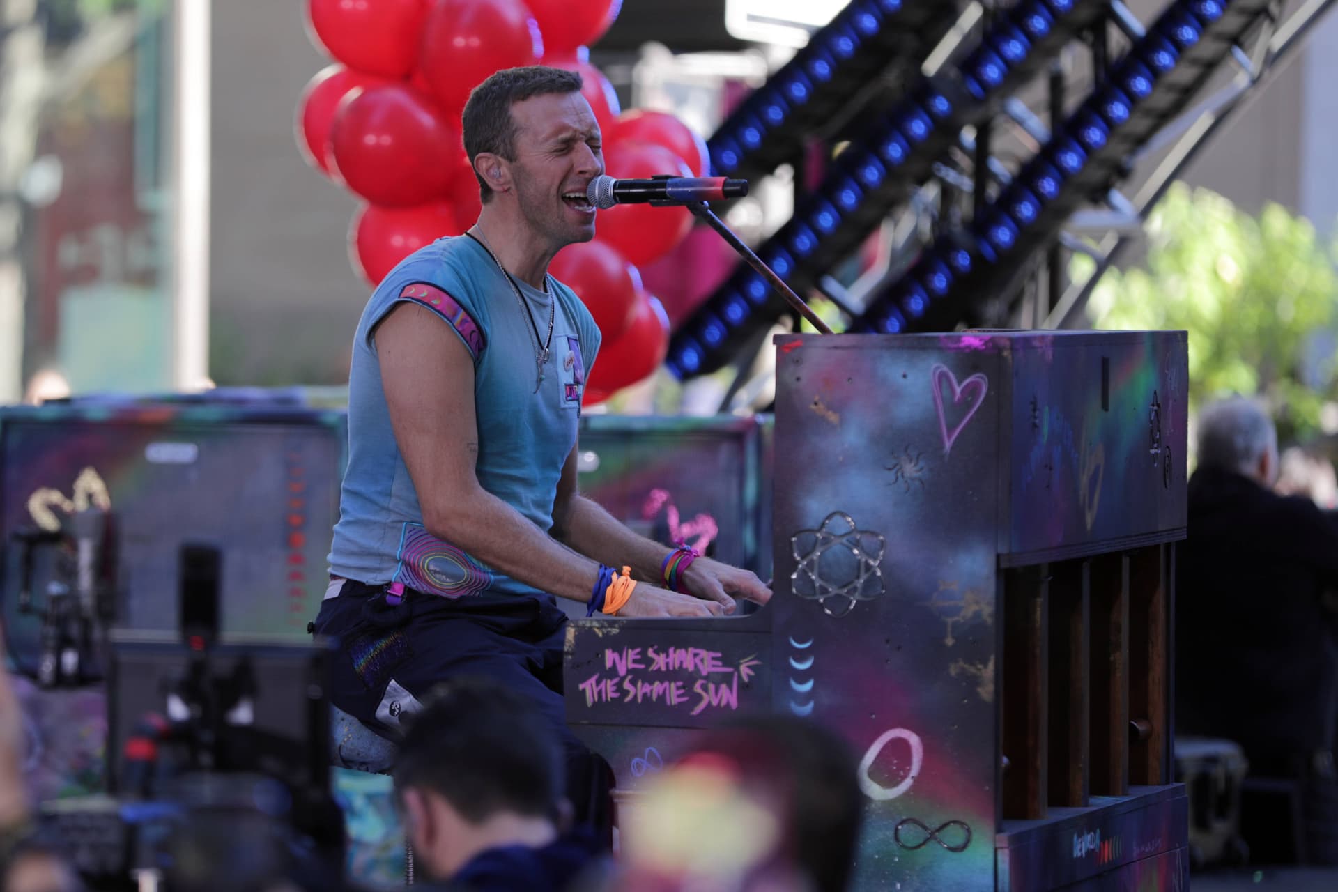 Großer Schock bei Fans: Coldplay-Sänger Chris Martin stürzt in Bühnen-Öffnung