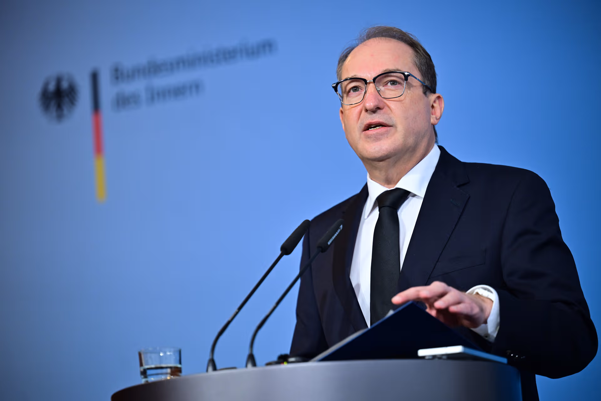 „Nachholbedarf“: Innenminister Dobrindt kündigt Aufrüstung im Kampf gegen Linksextremismus an