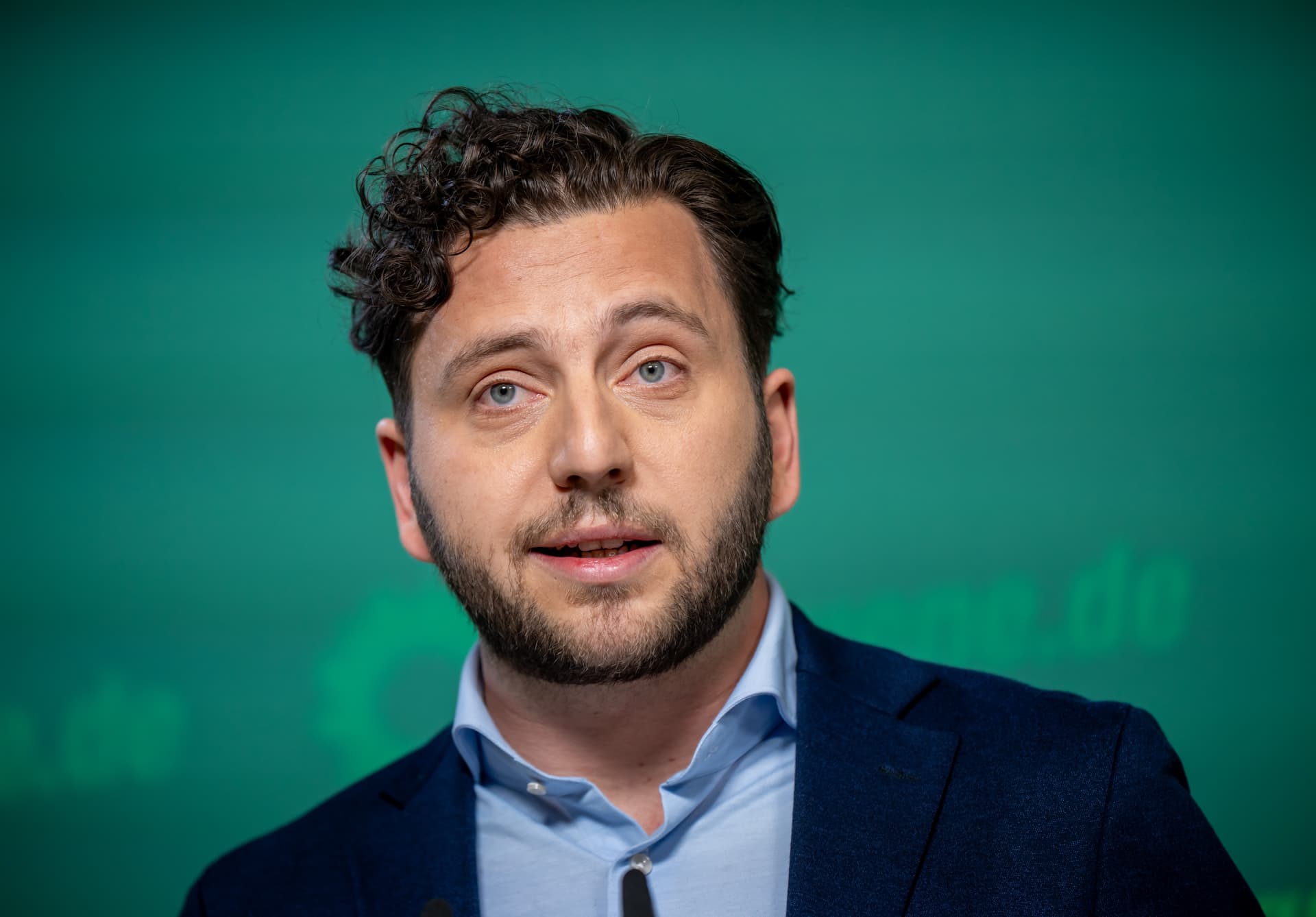Falschaussage im „Schwachkopf“-Fall? Rentner Niehoff will Grünen-Chef Banaszak verklagen!
