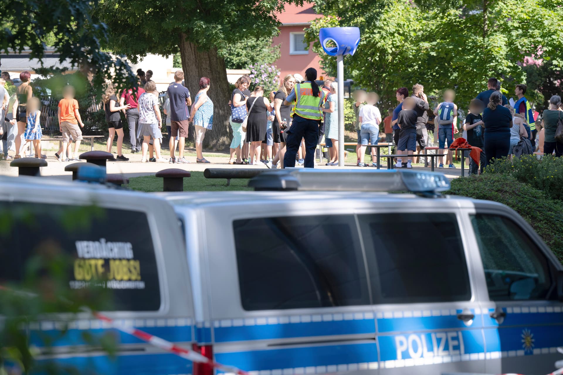 Amokalarm an Schule: Jugendlicher (16) verletzt Drittklässler und zündet sich dann selbst an