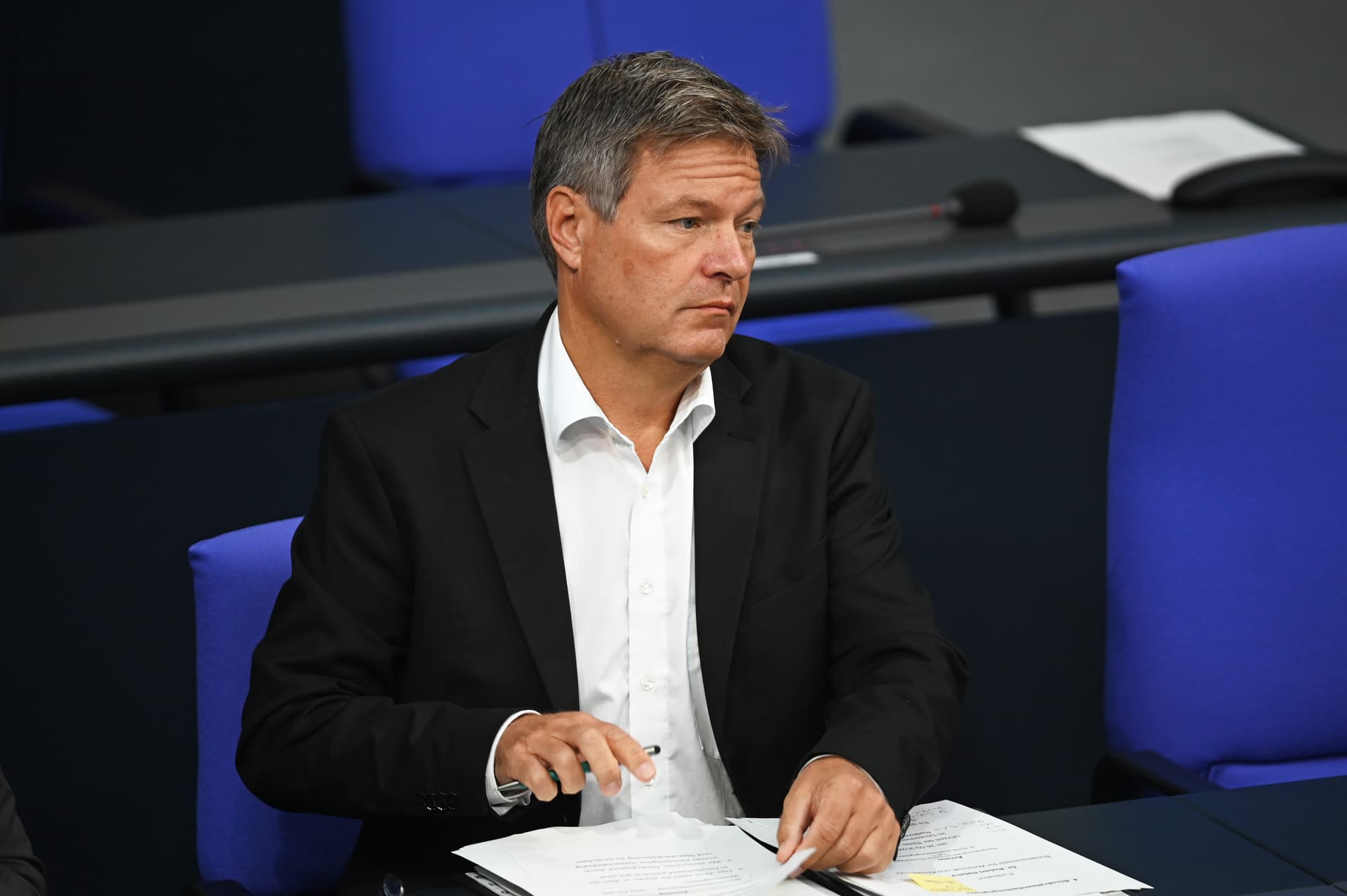Niedergang der Wirtschaft setzt sich fort: Habecks Ministerium senkt Konjunkturprognose