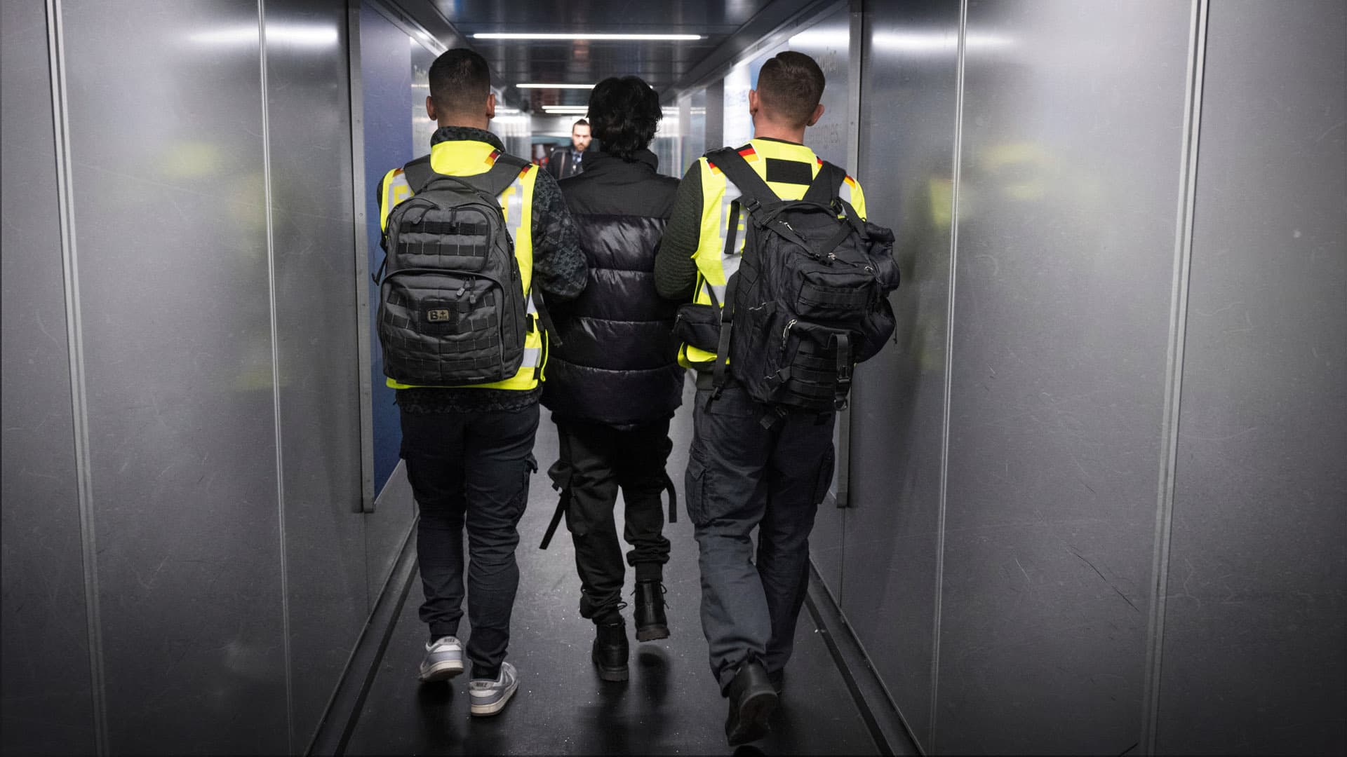 Nach Mitternacht startete die Chartermaschine: Abschiebeflieger bringt 25 afghanische Straftäter zurück in ihre Heimat
