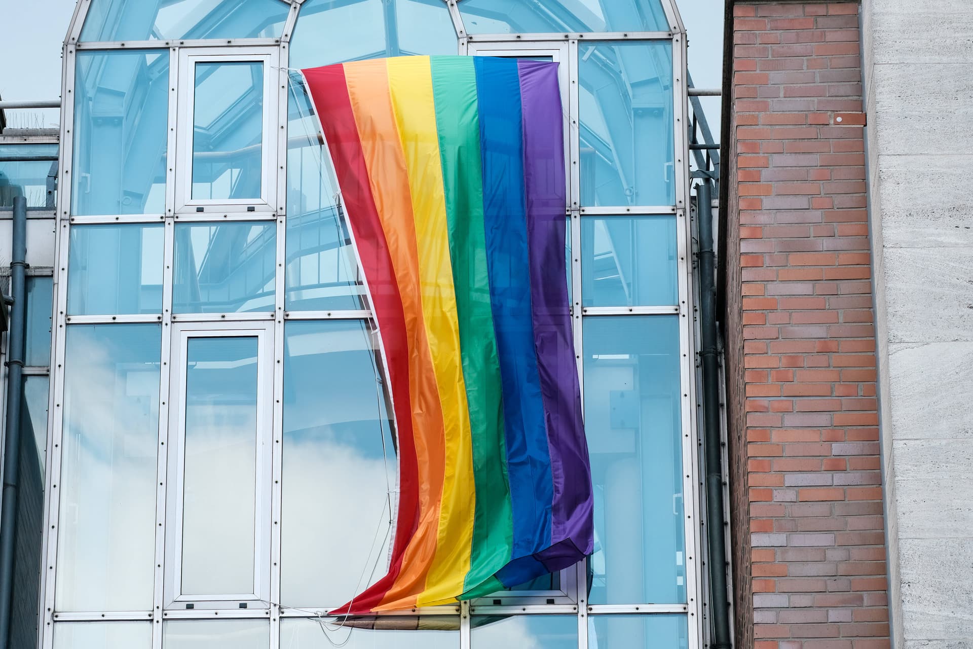 Maßlose Maßnahme: Regenbogen- und Transflagge geklaut – jetzt ermittelt der Staatsschutz!