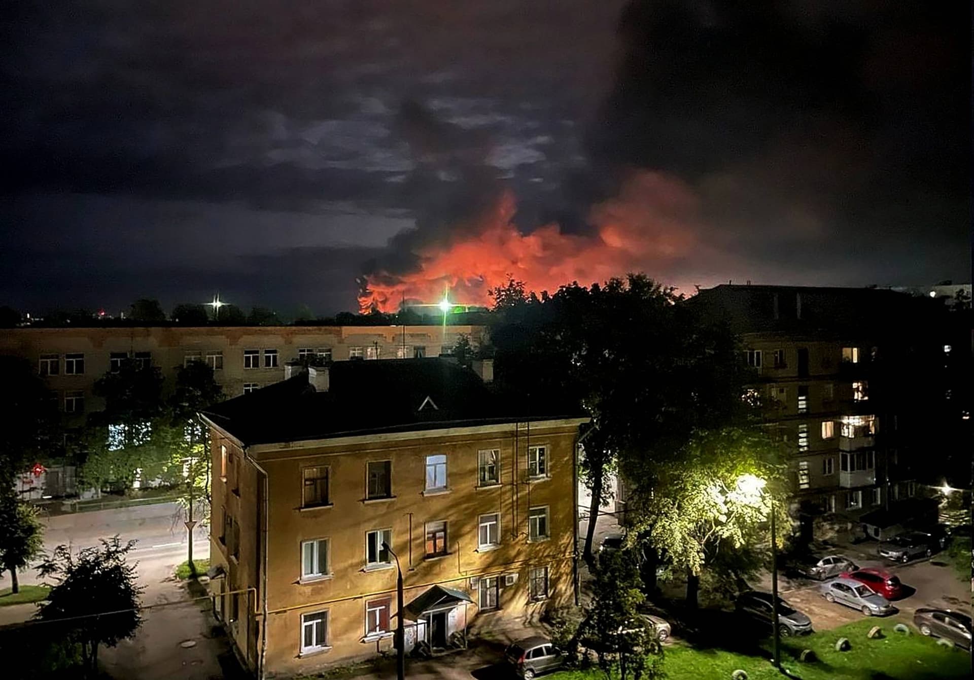 Ukraine-Krieg: Drohnenschlag lässt russische Armee-Flieger in Flammen aufgehen