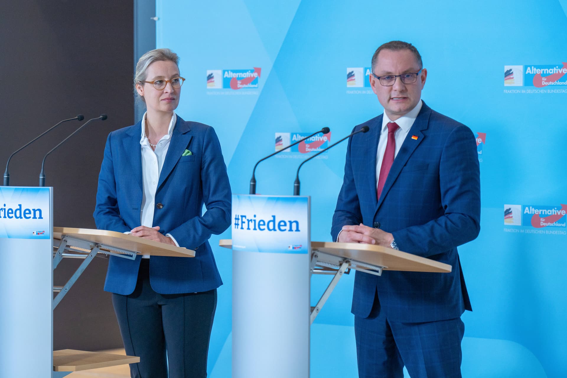 AfD erstmals bei 19 Prozent, gleichauf mit SPD