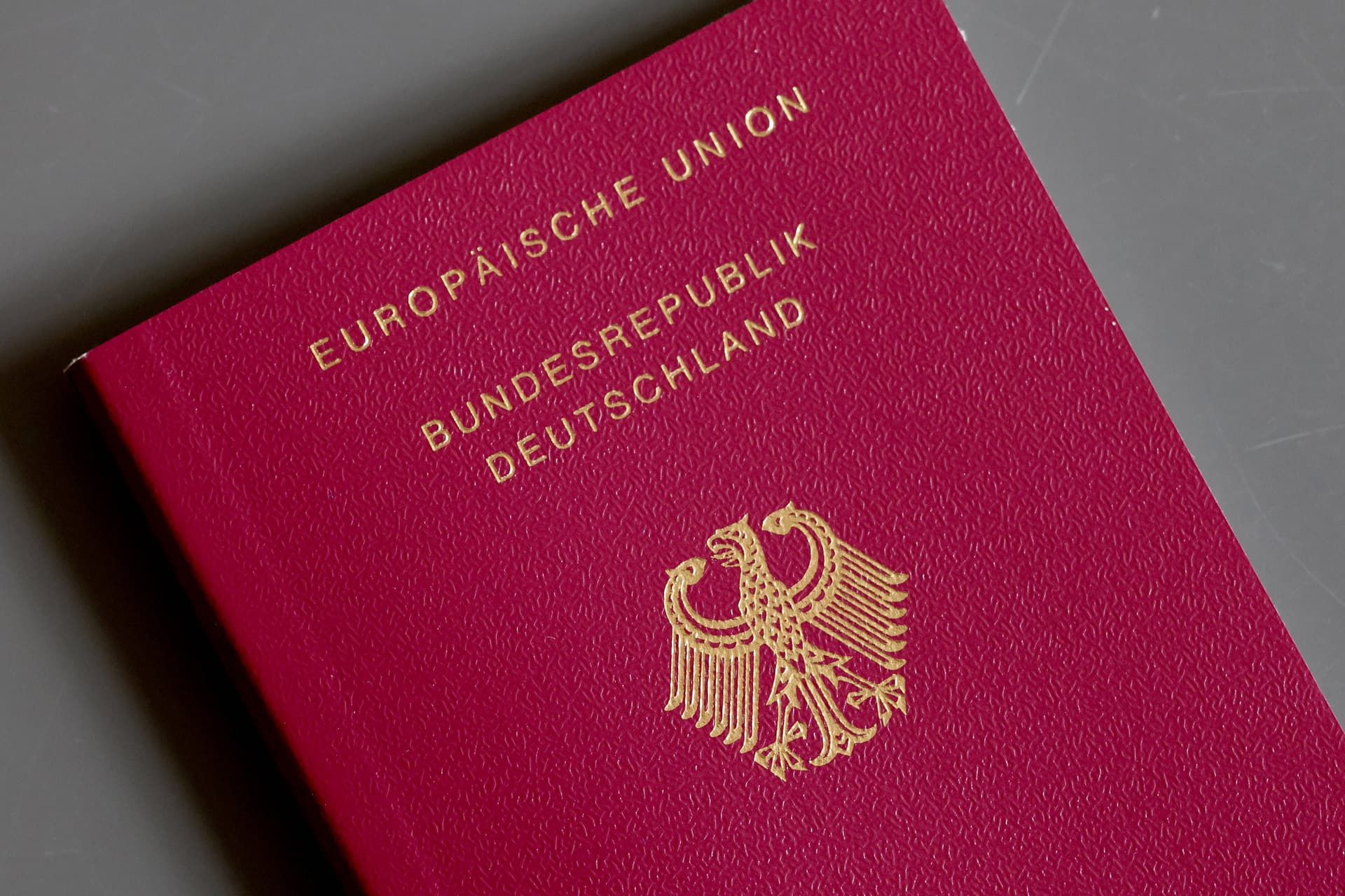 Umfrage legt nahe: Neuer Einbürgerungsrekord für 2025, immer mehr Migranten werden Deutsche