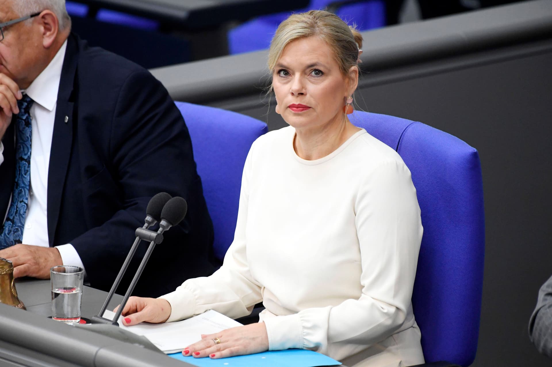 Bundestagspräsidentin Julia Klöckner erlässt Handy-Knigge für das Parlament