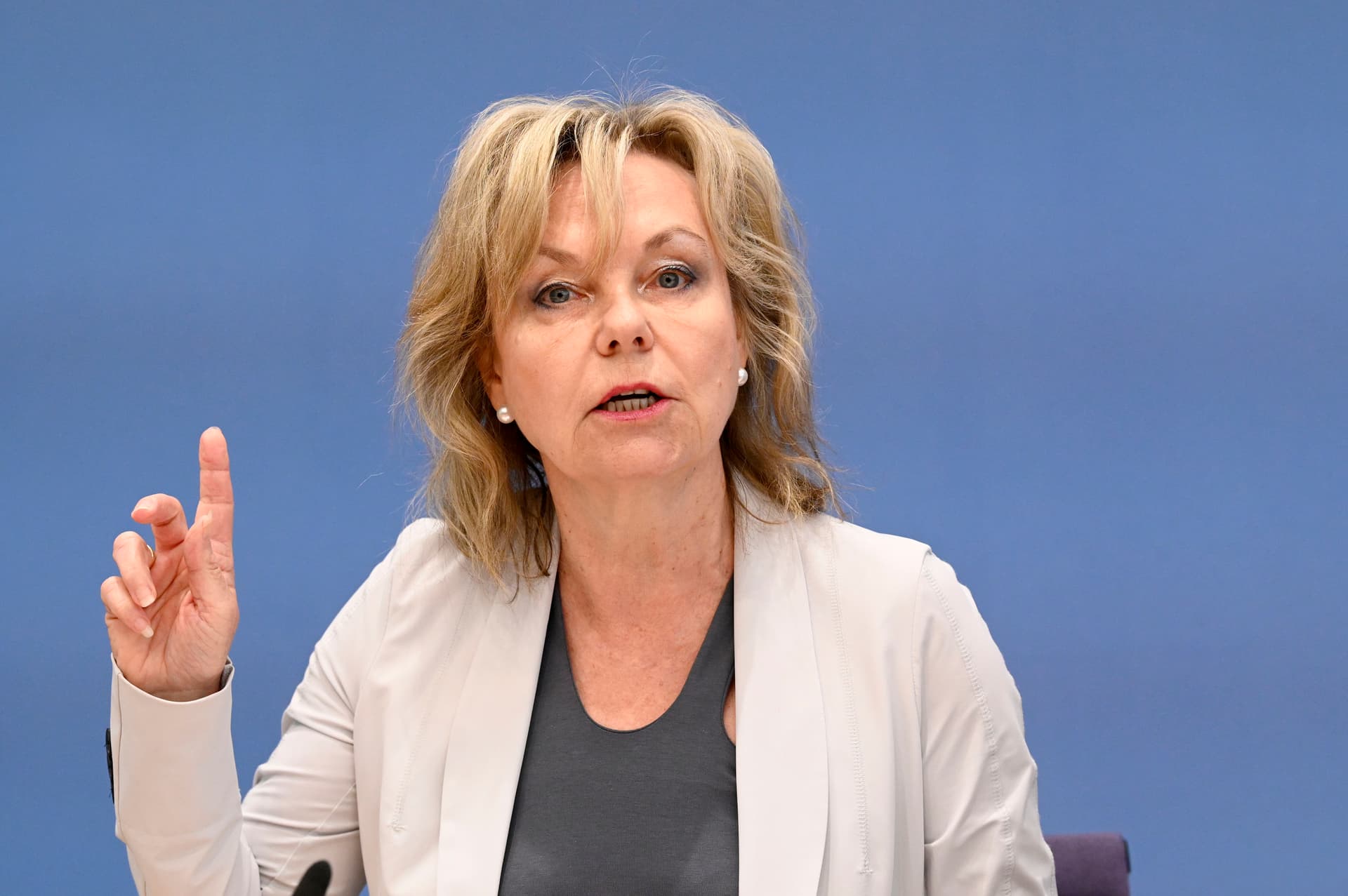 Sie wollte Kritikern Gelder entziehen: Bildungsministerin entlässt Staatssekretärin