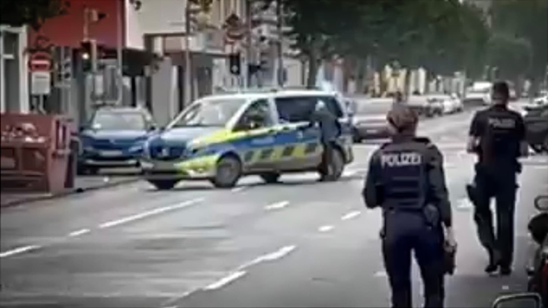 Im Wohnort von Friedrich Merz! Mann zerschlägt Scheiben von drei Polizeiautos – Polizei schießt Randalierer nieder